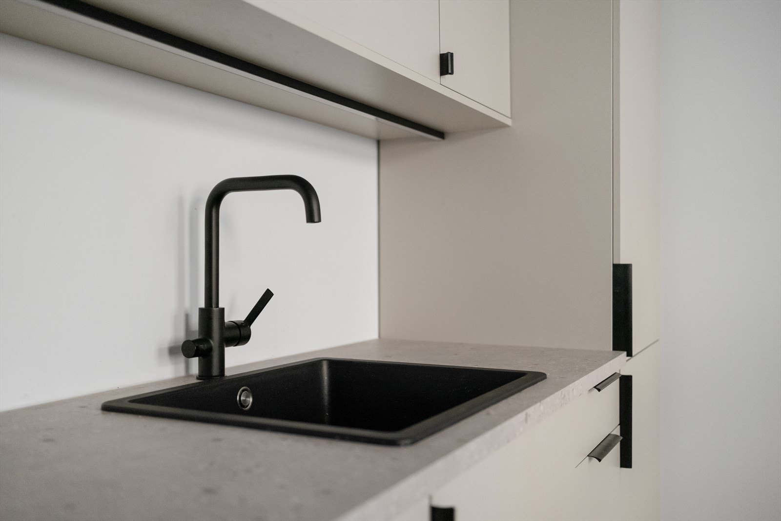 Stekeovn, kjøleskap og oppvaskmaskin er integrert i innredningen Galleribilde