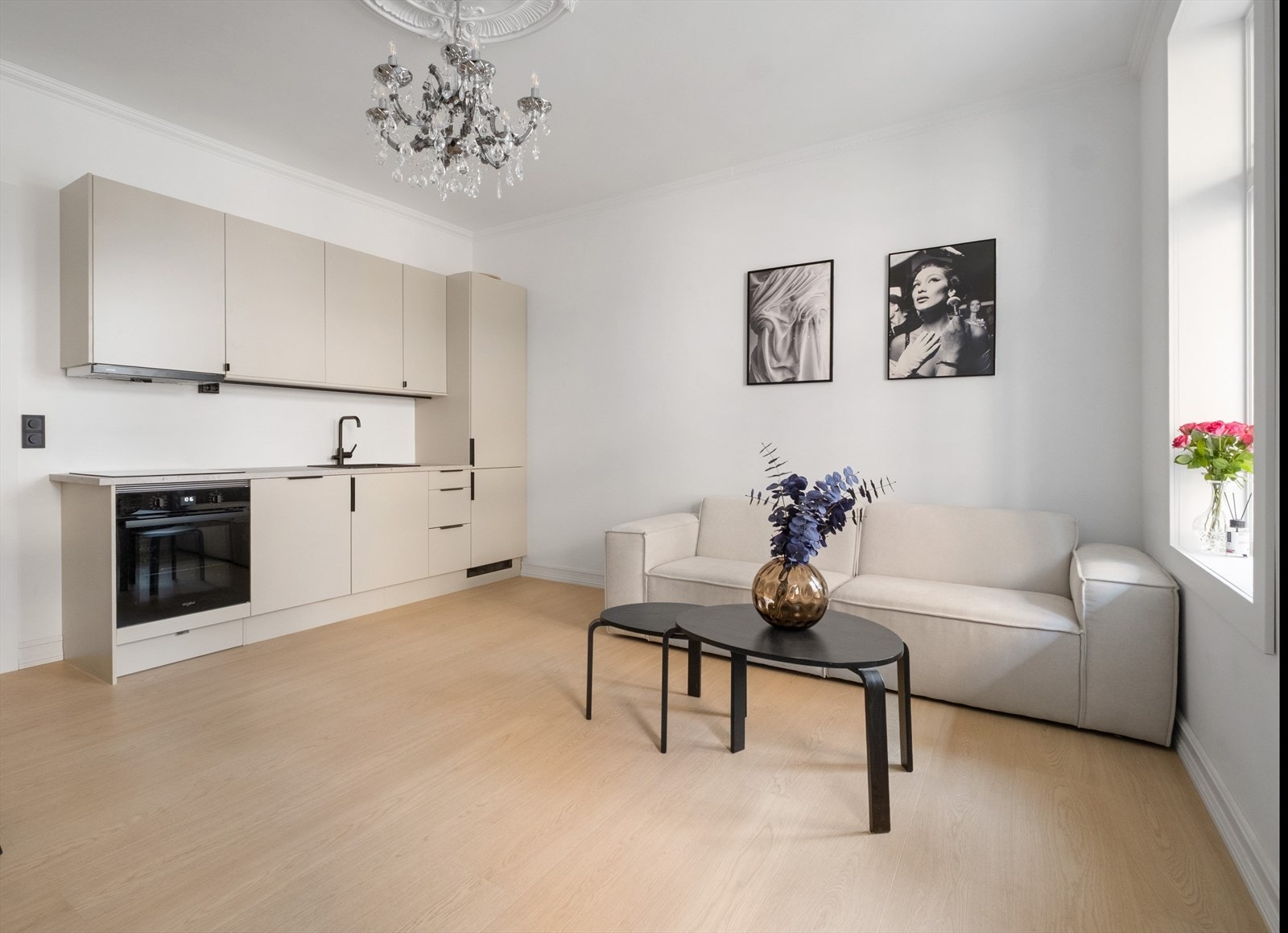 Leiligheten er i byggets 2.etg og inneholder en flislagt entré/gang, stor stue med stukkatur og rosett, HTH-kjøkken, to soverom og et stilrent bad Galleribilde