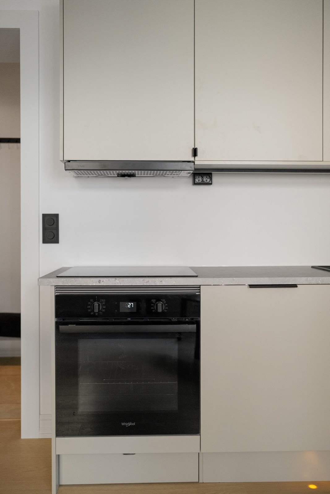 Under kjøkkenbenken er det installert magnetventil/lekkasjesikring Galleribilde