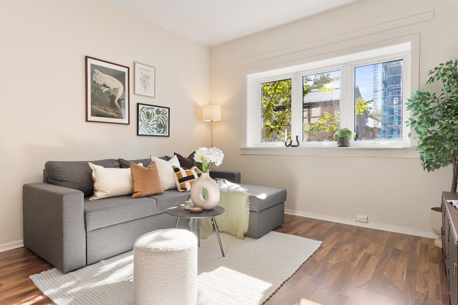 Store vindusflater som gir rikelig med luft og lys. Galleribilde