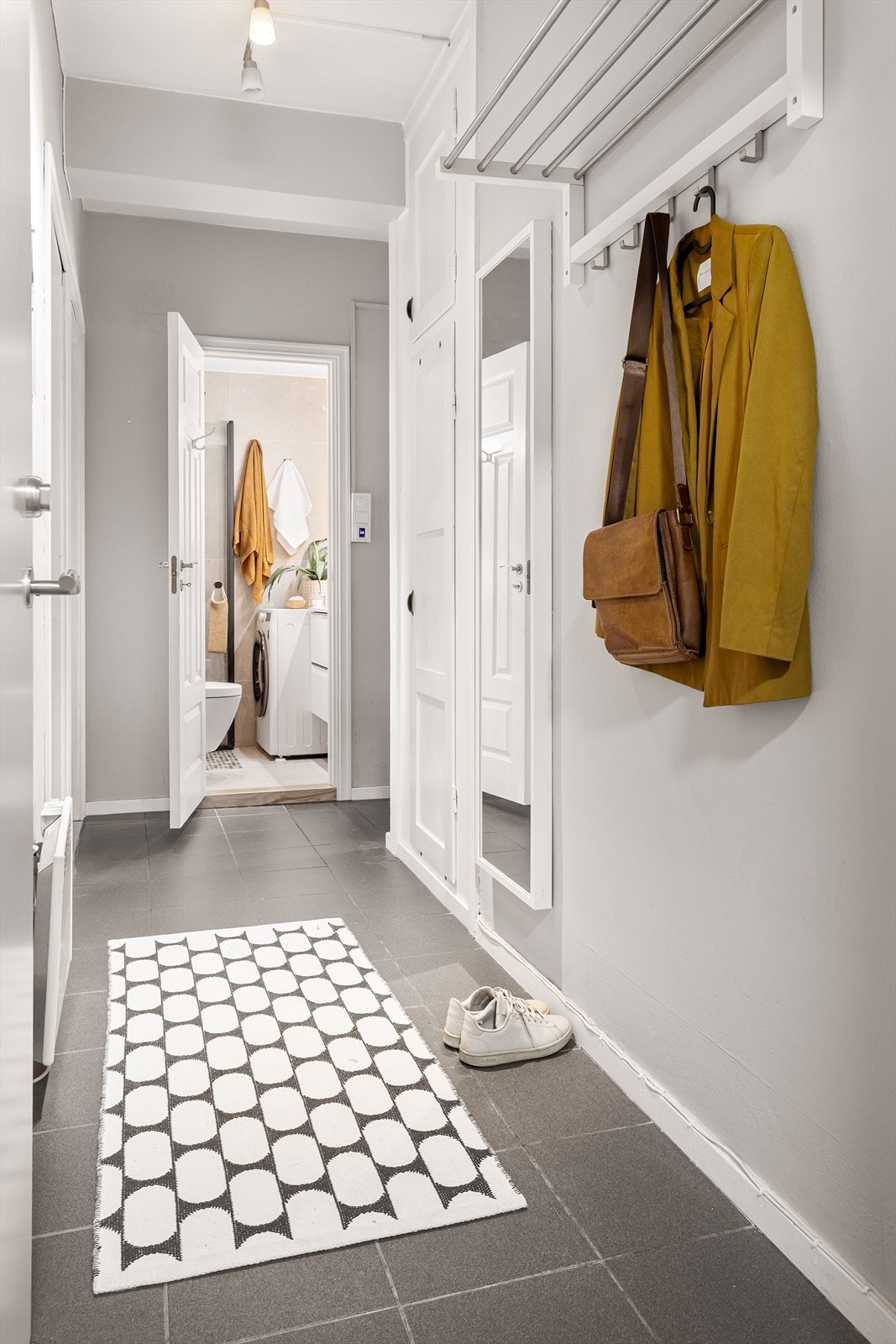 En lys og innbydende entré som gir et godt førsteinntrykk av leiligheten. Galleribilde