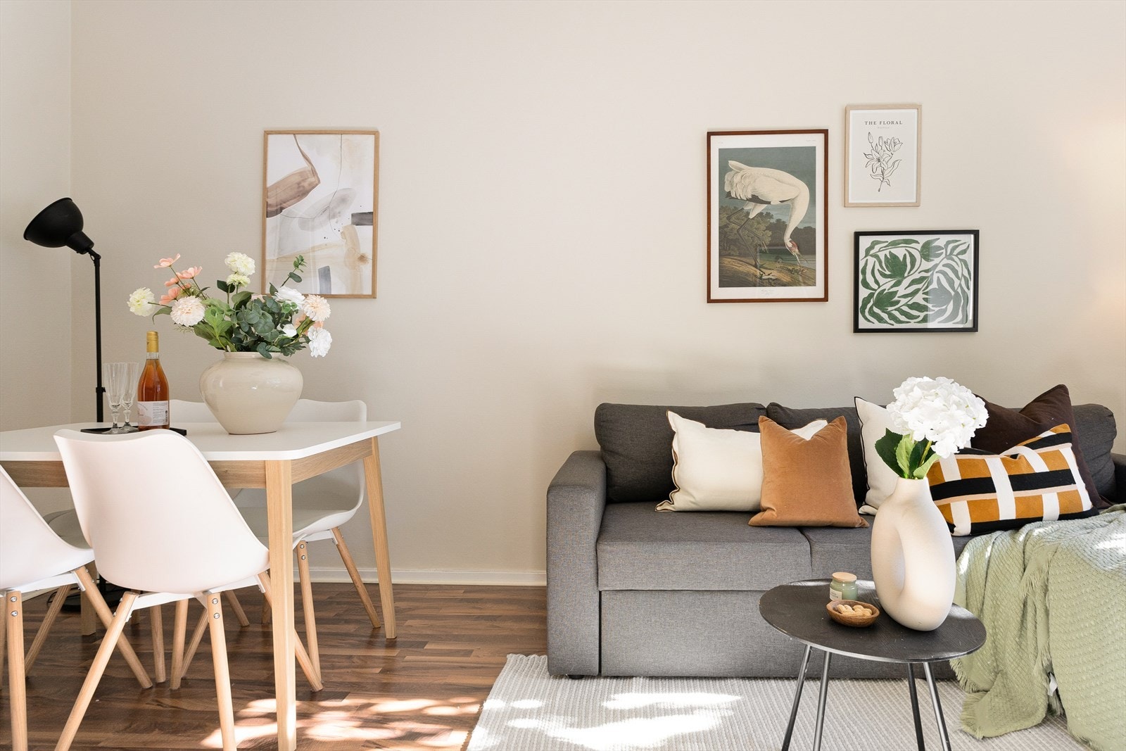 I stuen er det god plass til sofaseksjon med tilhørende møblement, TV-benk og spisebord. Galleribilde