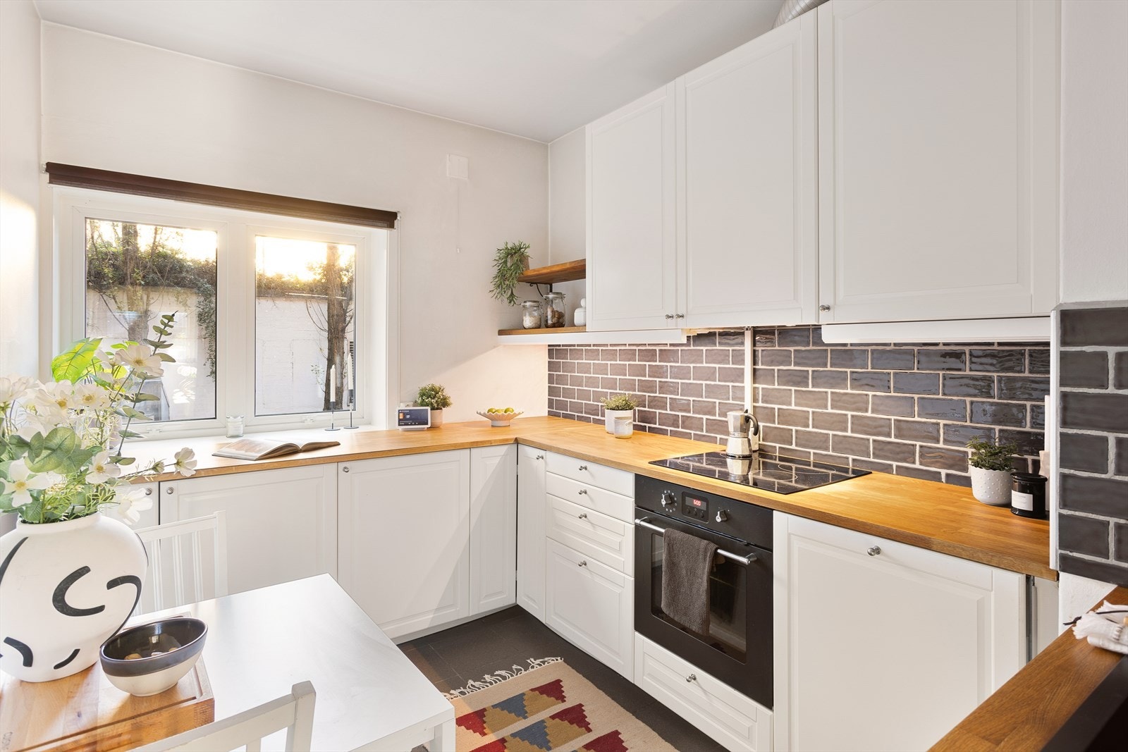 Separat og tidløst kjøkken fra 2015. Galleribilde