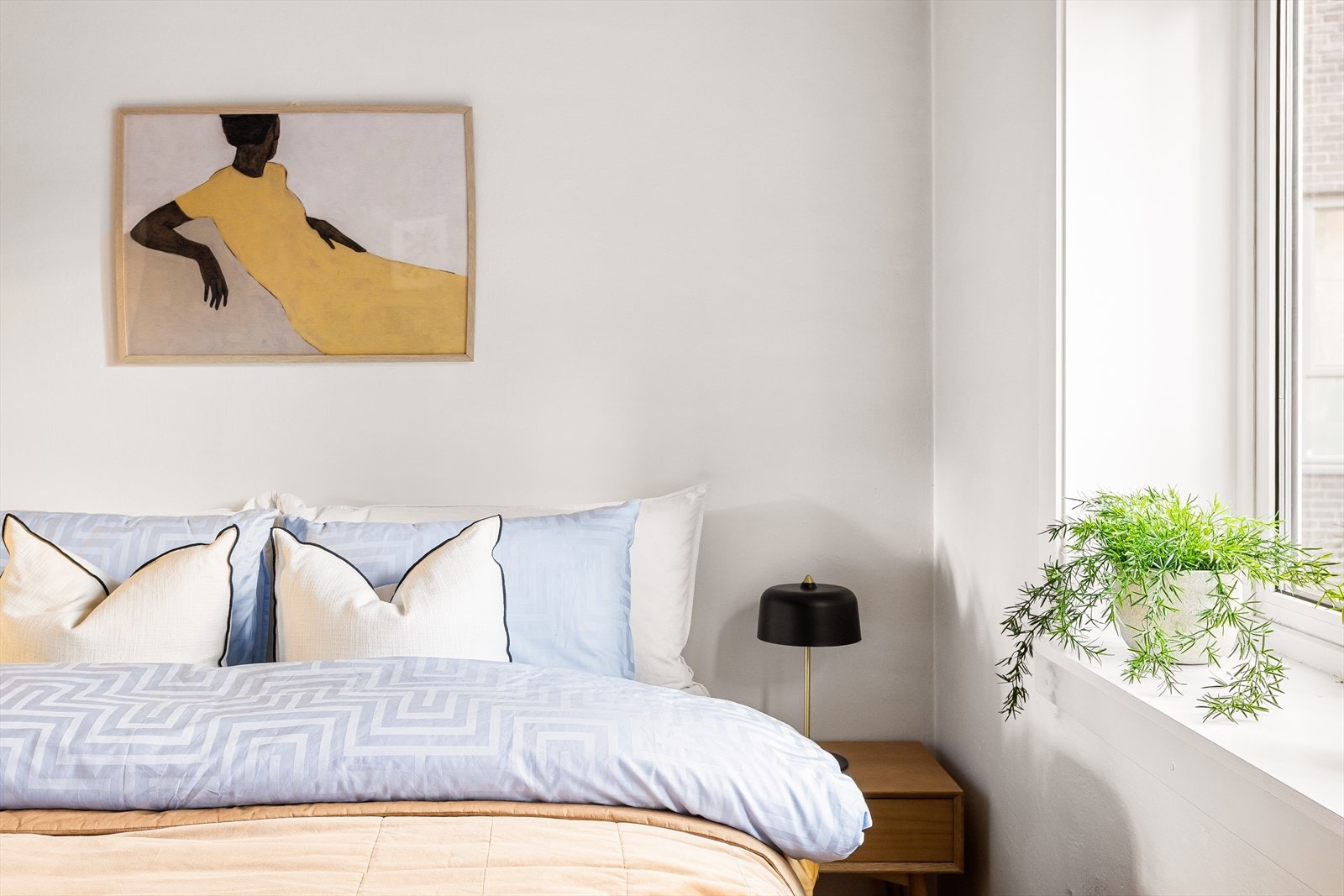 God plass til dobbeltseng med tilhørende nattbord. Galleribilde