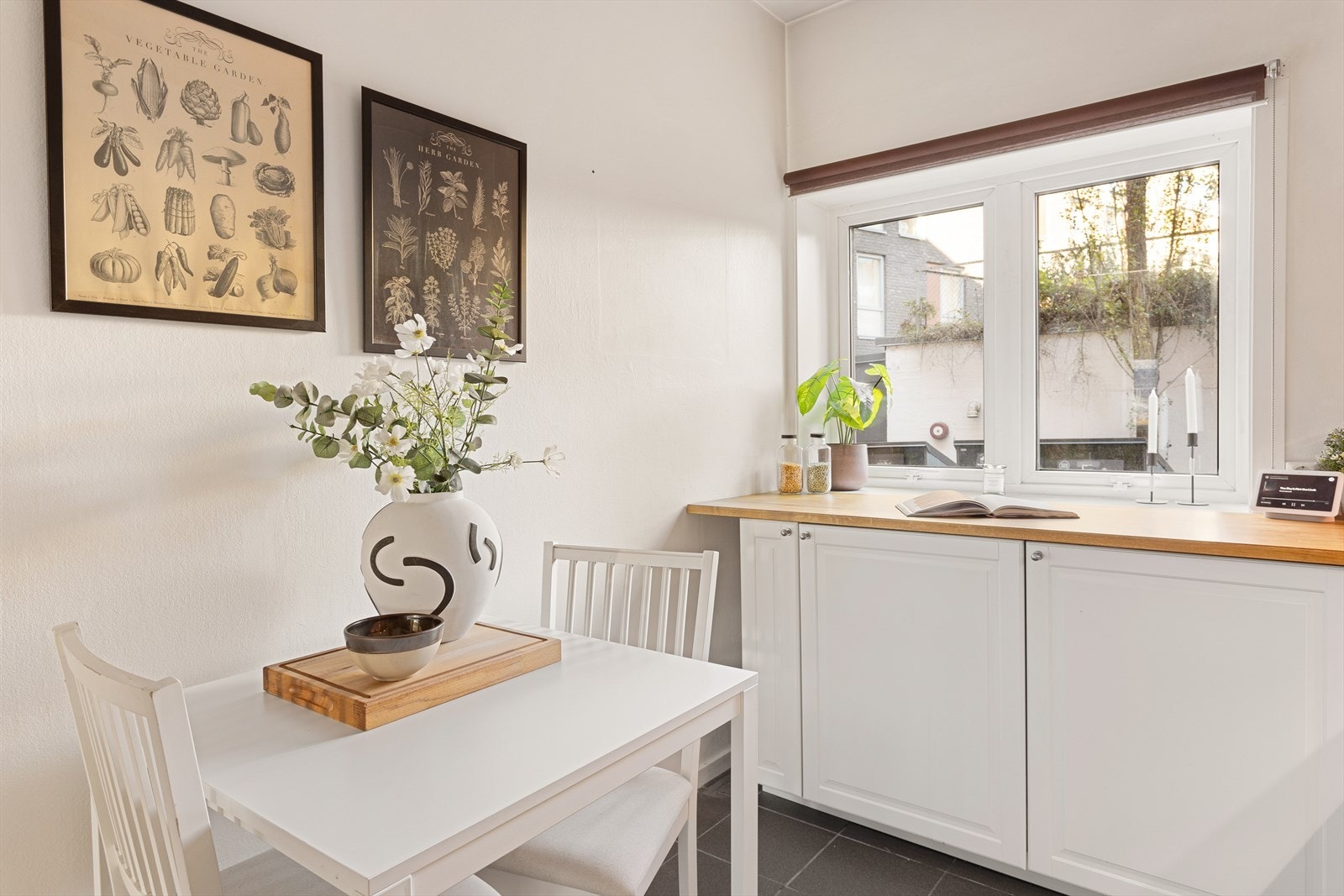 Plass til et en hyggelig spiseplass på kjøkkenet. Galleribilde