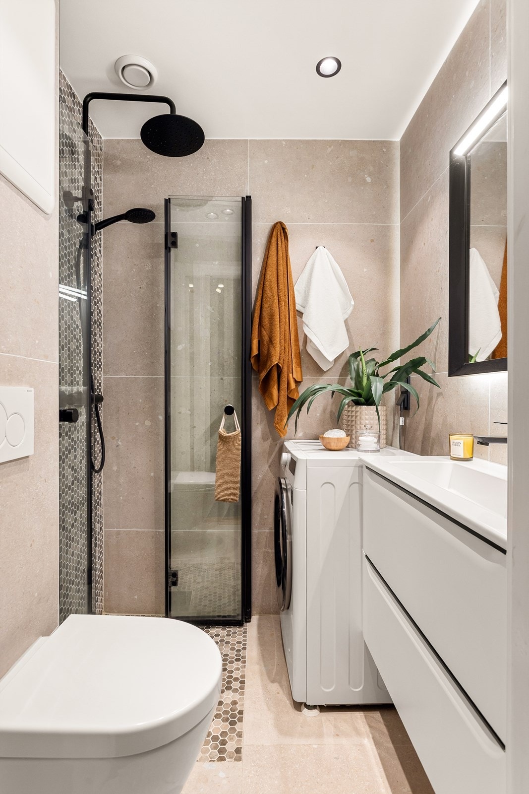 Flislagt baderom fra 2023 med varme i gulvet. Dokumentasjon foreligger. Galleribilde