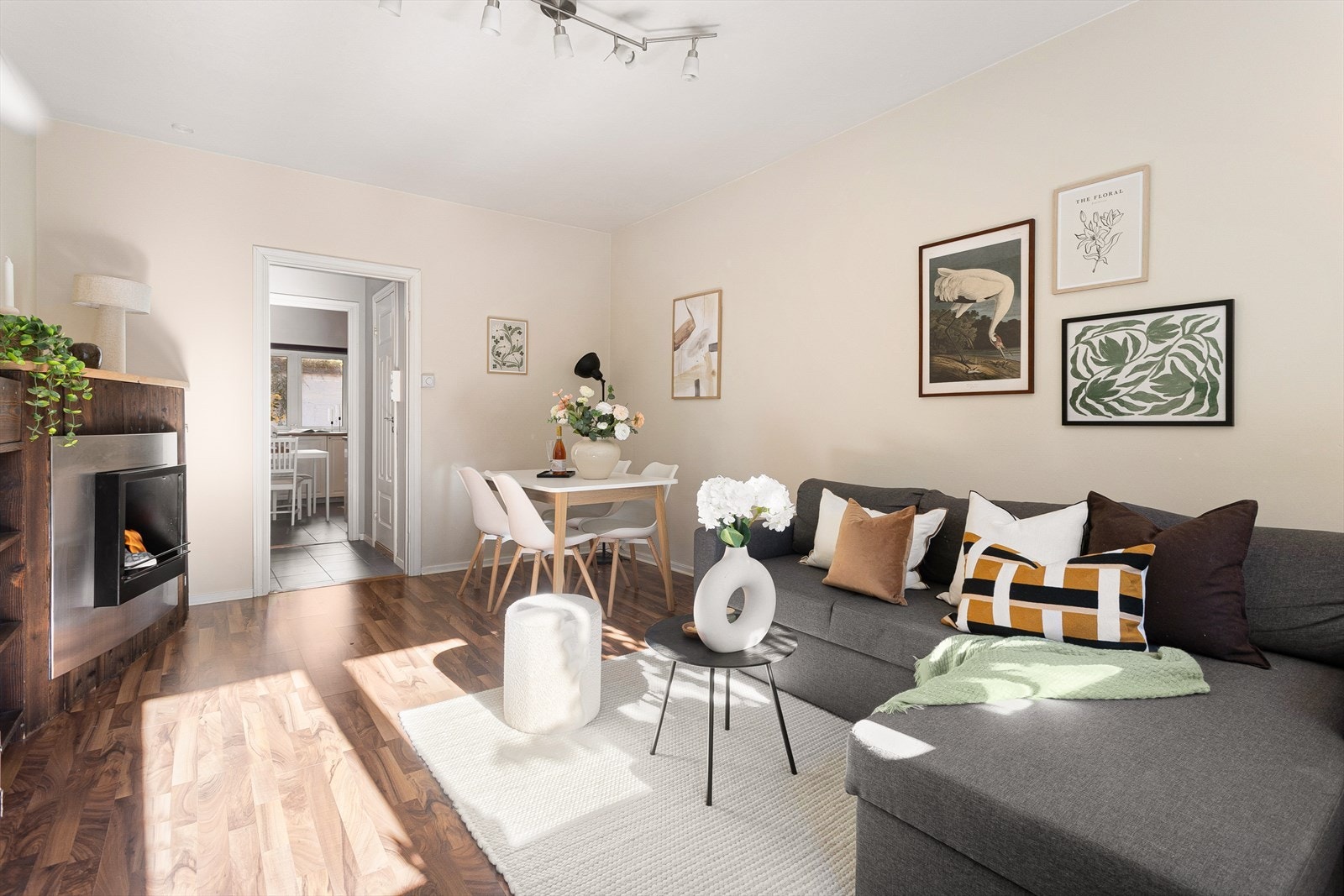 En hyggelig og gjennomgående 2-roms selveierleilighet med sentral og attraktiv beliggenhet på populære Grünerløkka. Galleribilde