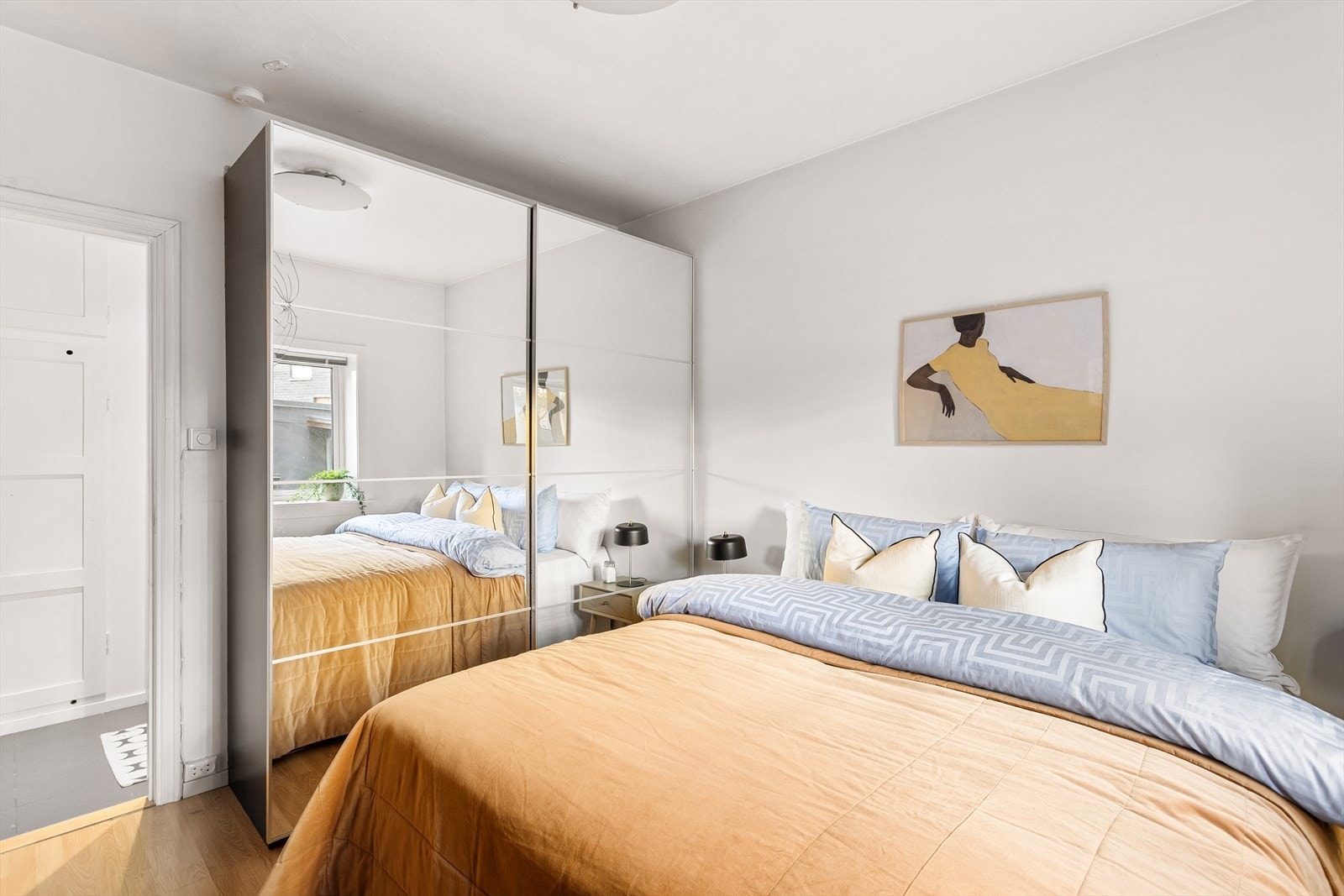 Masse oppbevaringsplass i garderobeløsning. Galleribilde