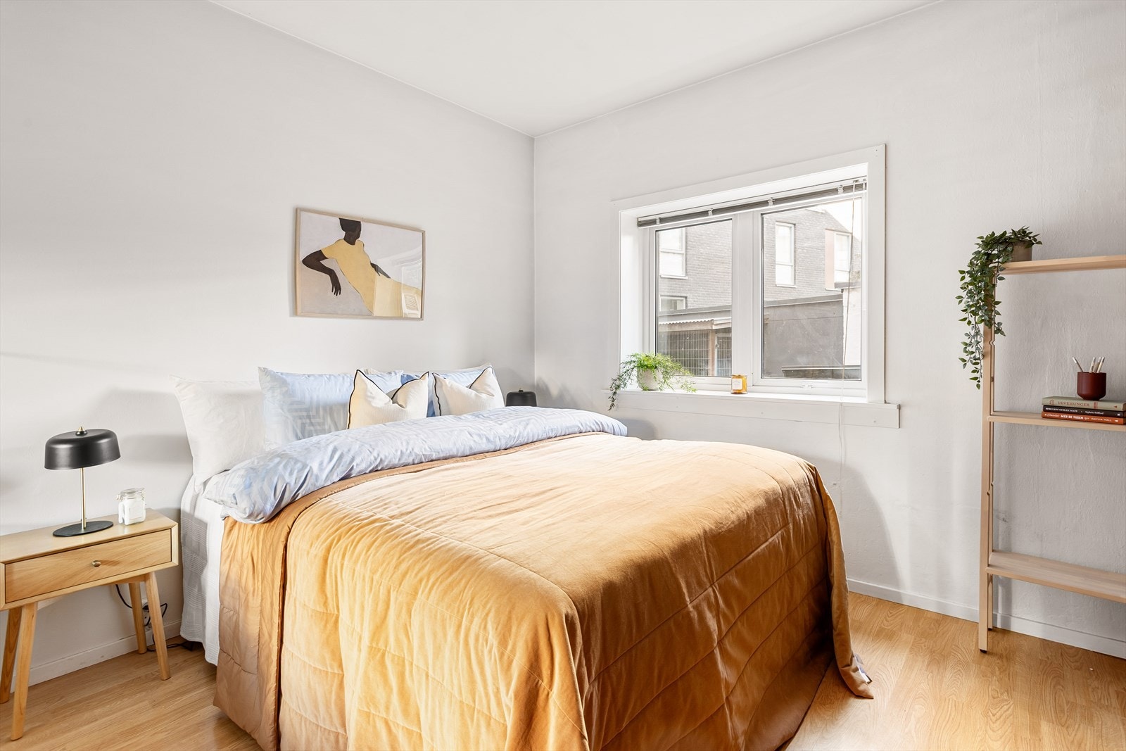 Romslig soverom som vender mot rolig bakgård. Galleribilde