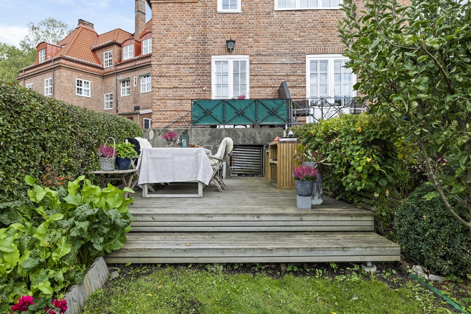 Treplattingen sett fra hagen. Galleribilde