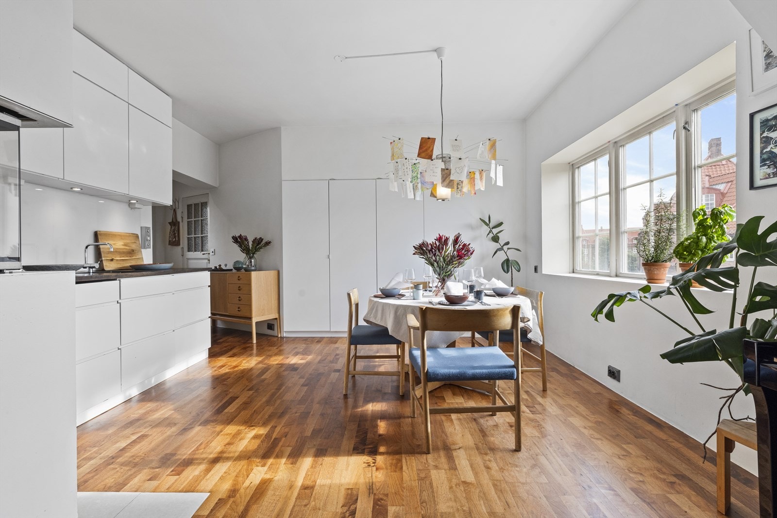 Fra entréen kommer du inn i kjøkkenet som har åpen løsning med stuen. Galleribilde