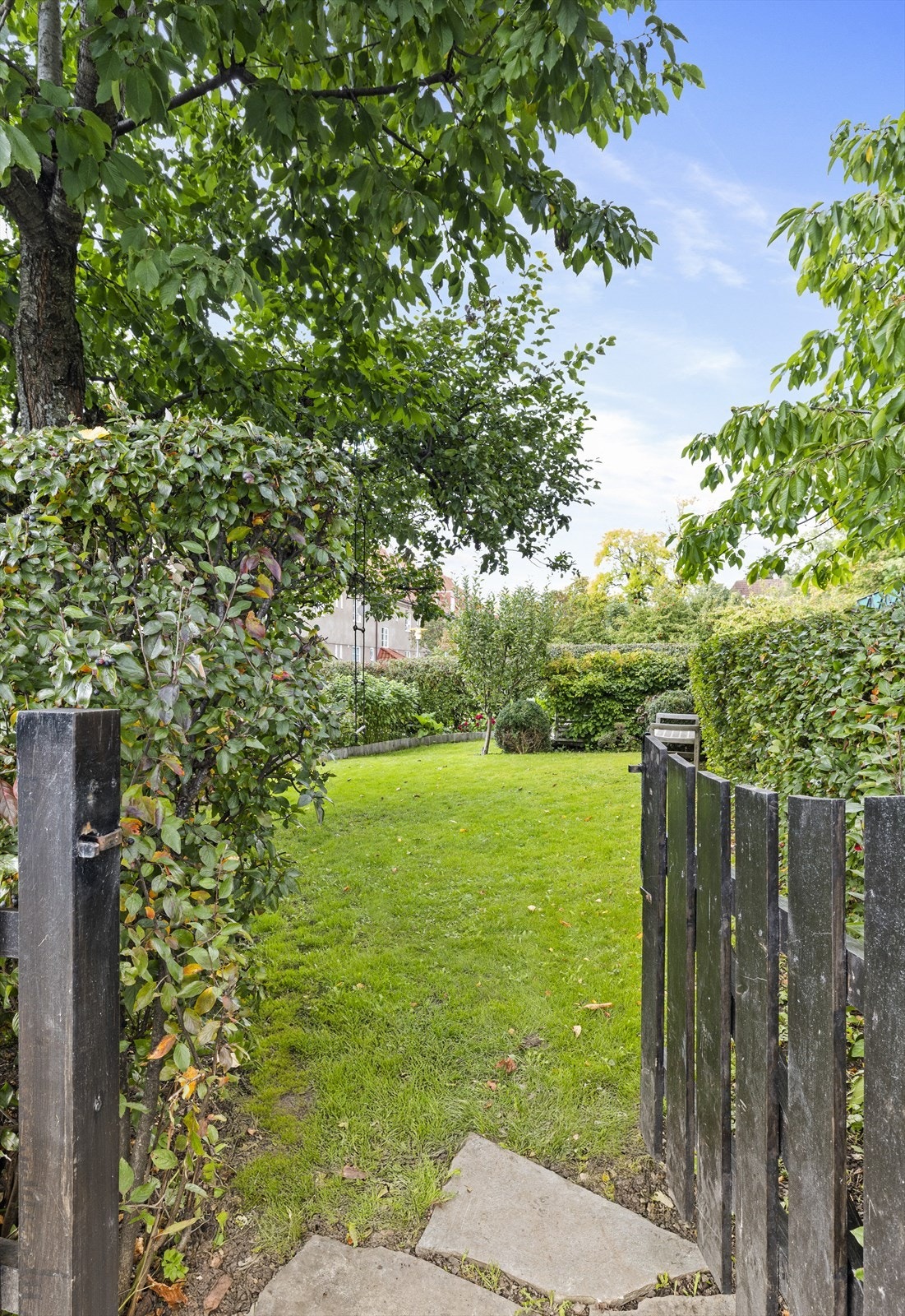 Det er port til hagen fra Eventyrveien. Galleribilde