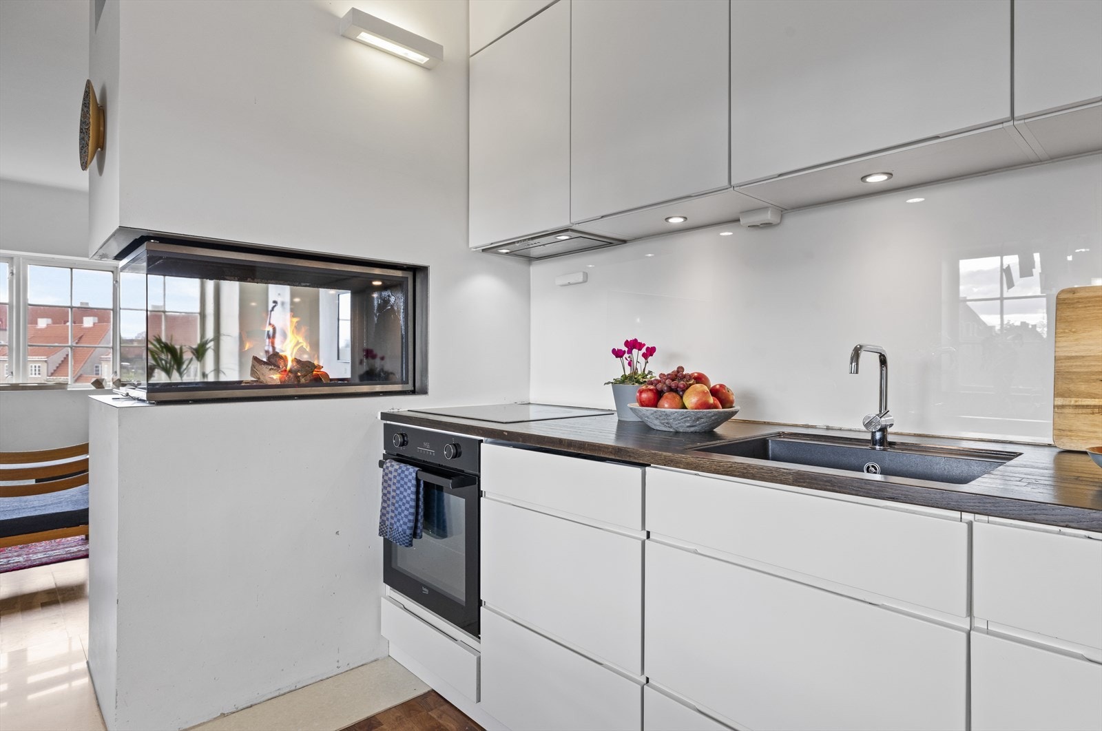 Det er peis med åpning både mot kjøkken og stue. Galleribilde