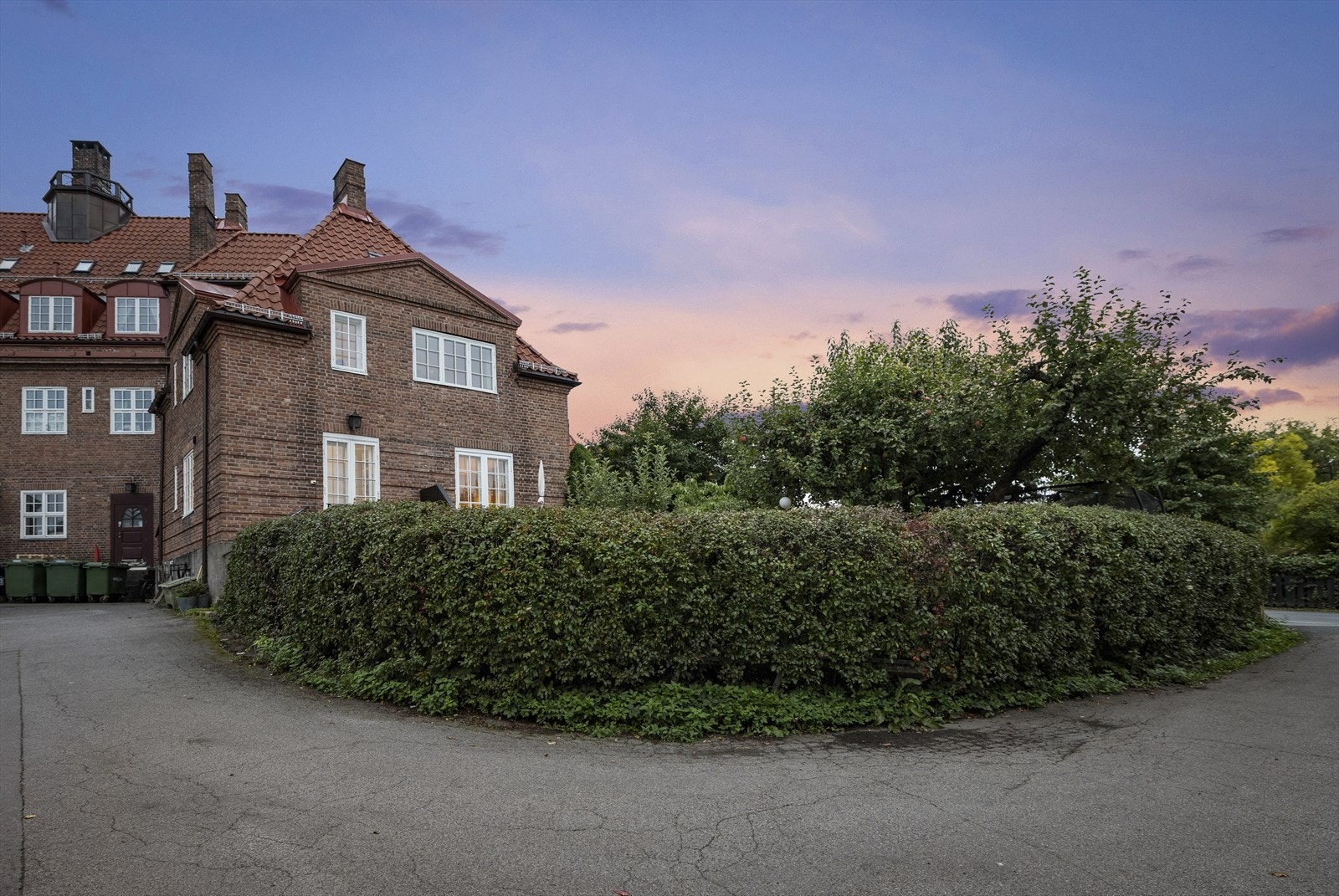 Hagen ligger bak denne hekken. Galleribilde