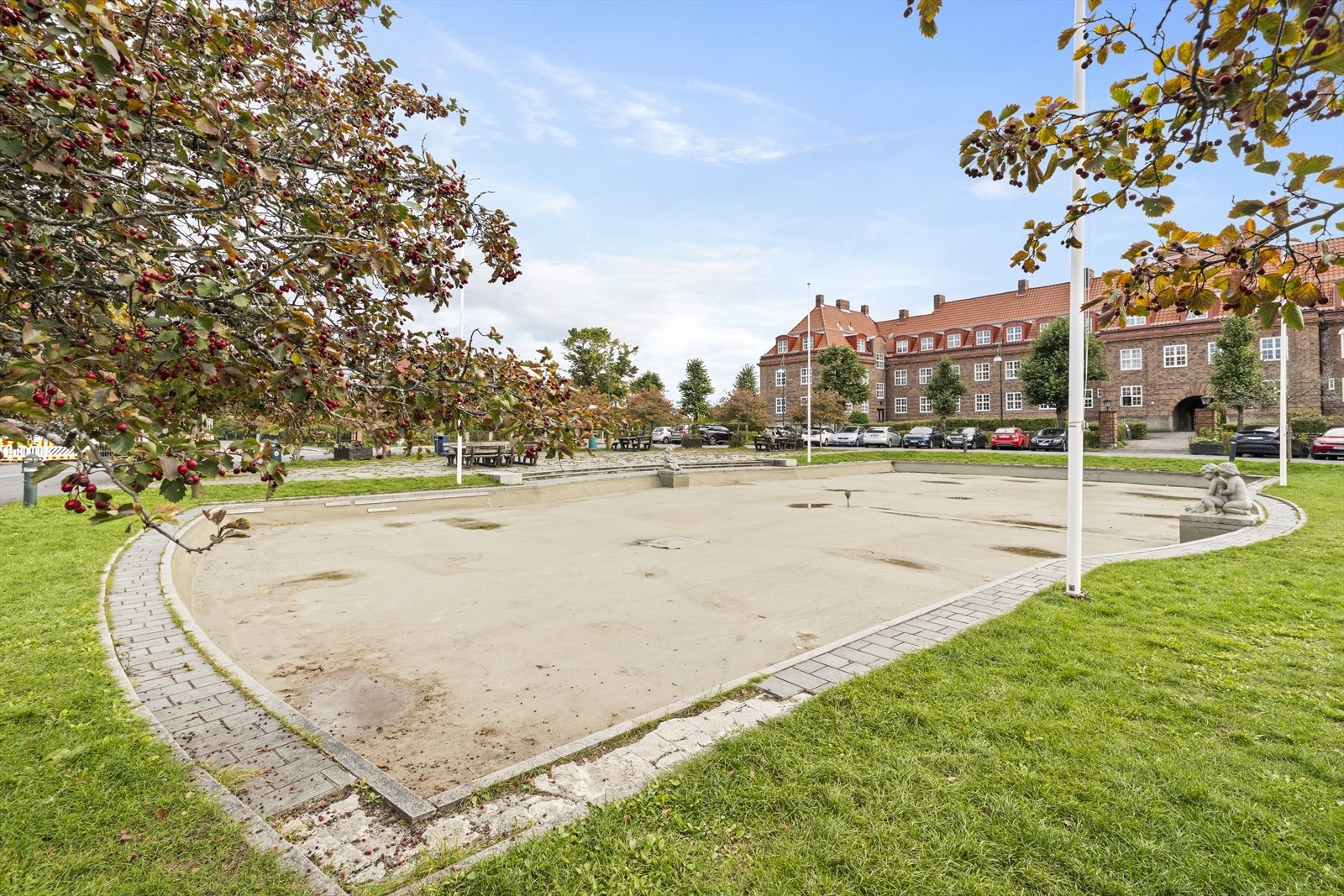 Dammen som er Damplassens midtpunkt. Kommunen tok seg dessverre ikke råd til å fylle den med vann i år. Galleribilde