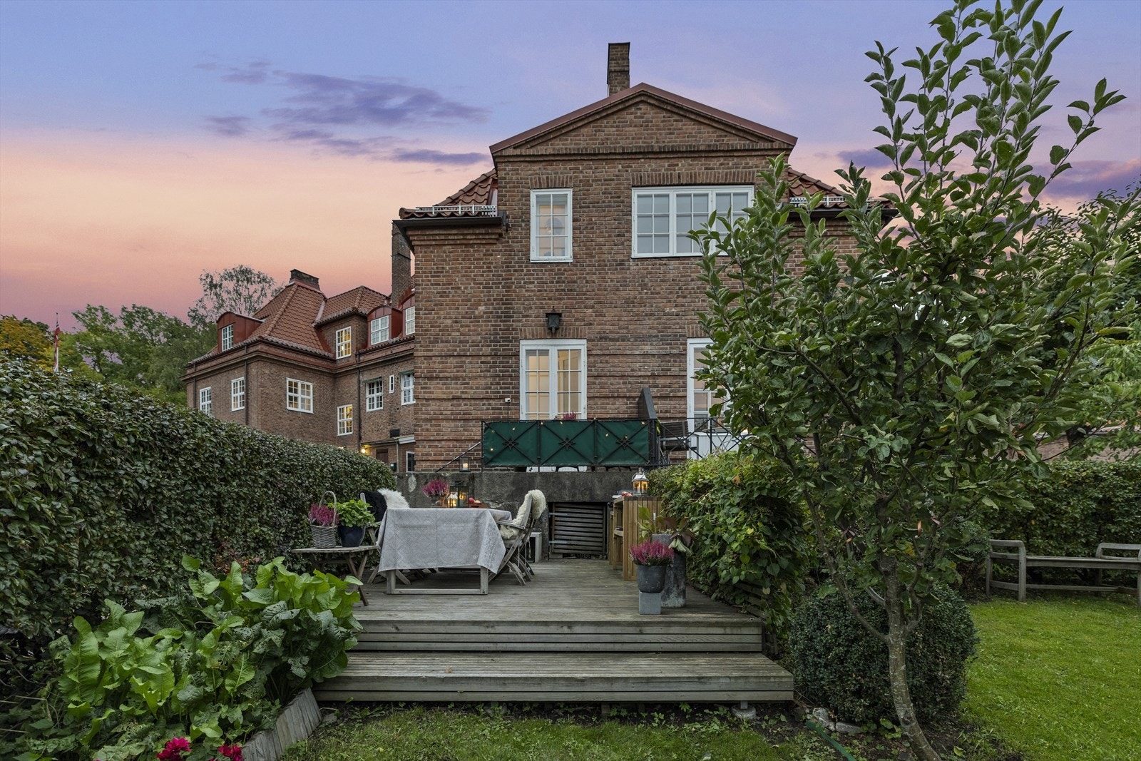 Fra hageutgangen kommer man ut på en stor treplatting og videre ut i hagen. Galleribilde