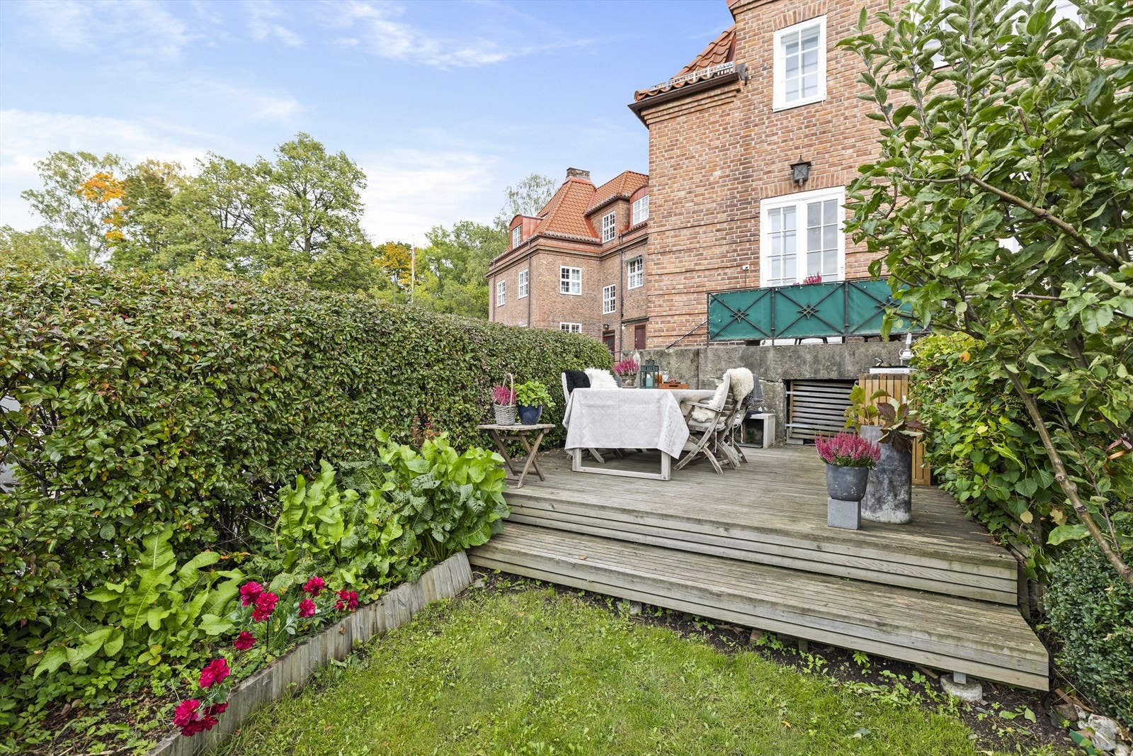 Den store treplattingen har god plass til sittegruppe og grill. Galleribilde