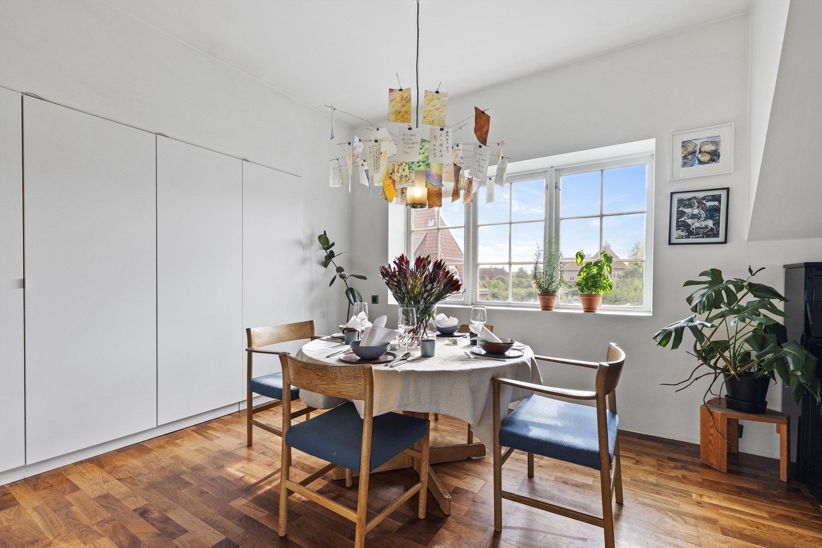 Det er romslig spiseplass på kjøkkenet Galleribilde