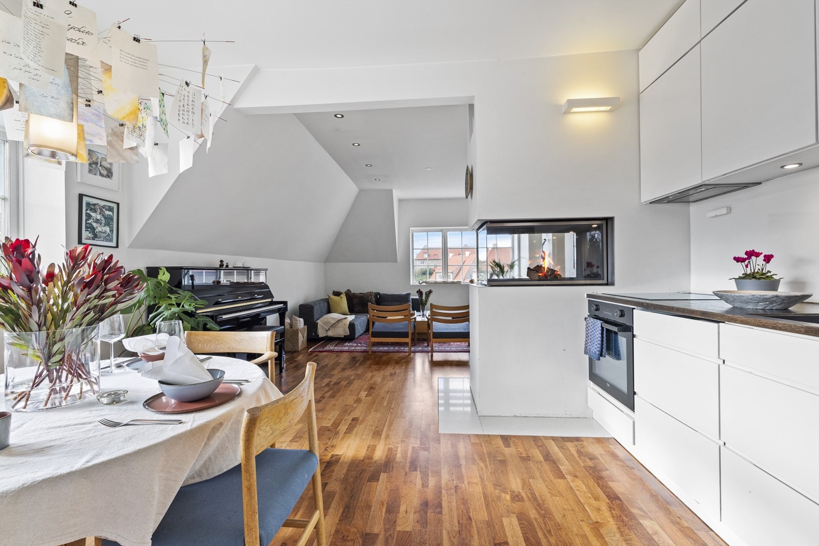 Kjøkken og stue i åpen løsning. Galleribilde