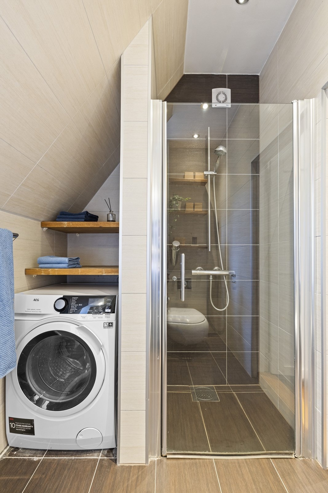 Badet i 2. etg. har opplegg for vaskemaskin og dusjnisje. Galleribilde