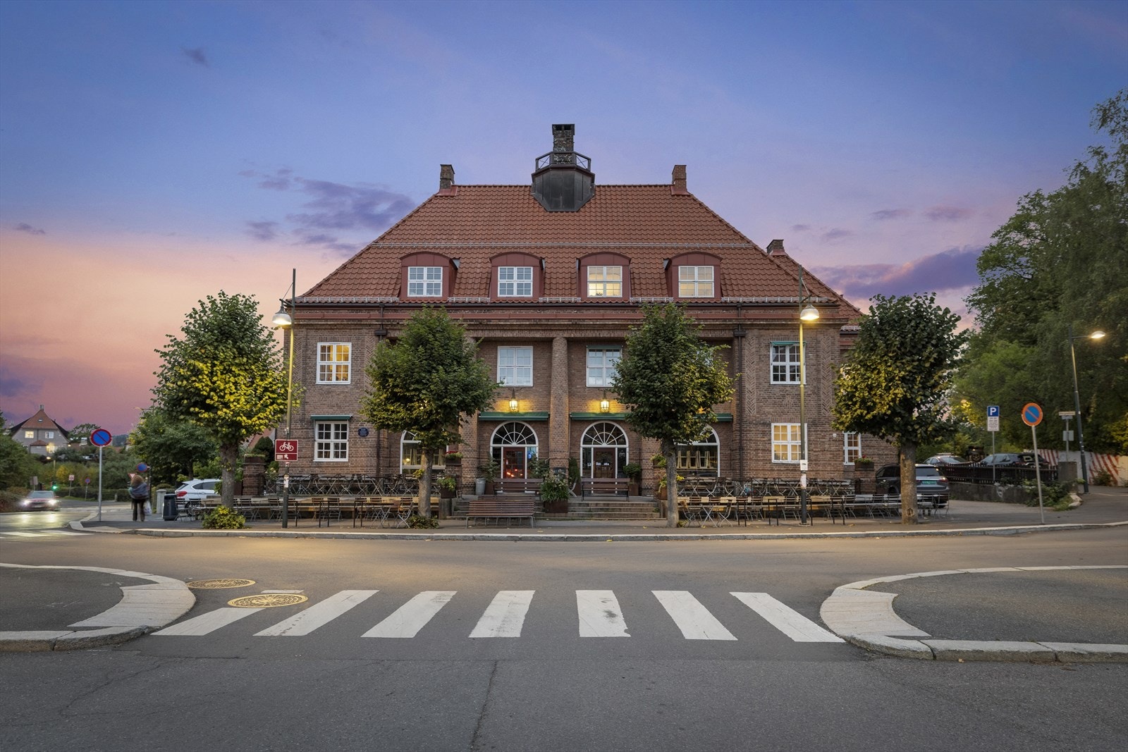 Åpent bakeri med hyggelig miljø og deilige bakervarer ligger i samme bygg. Galleribilde