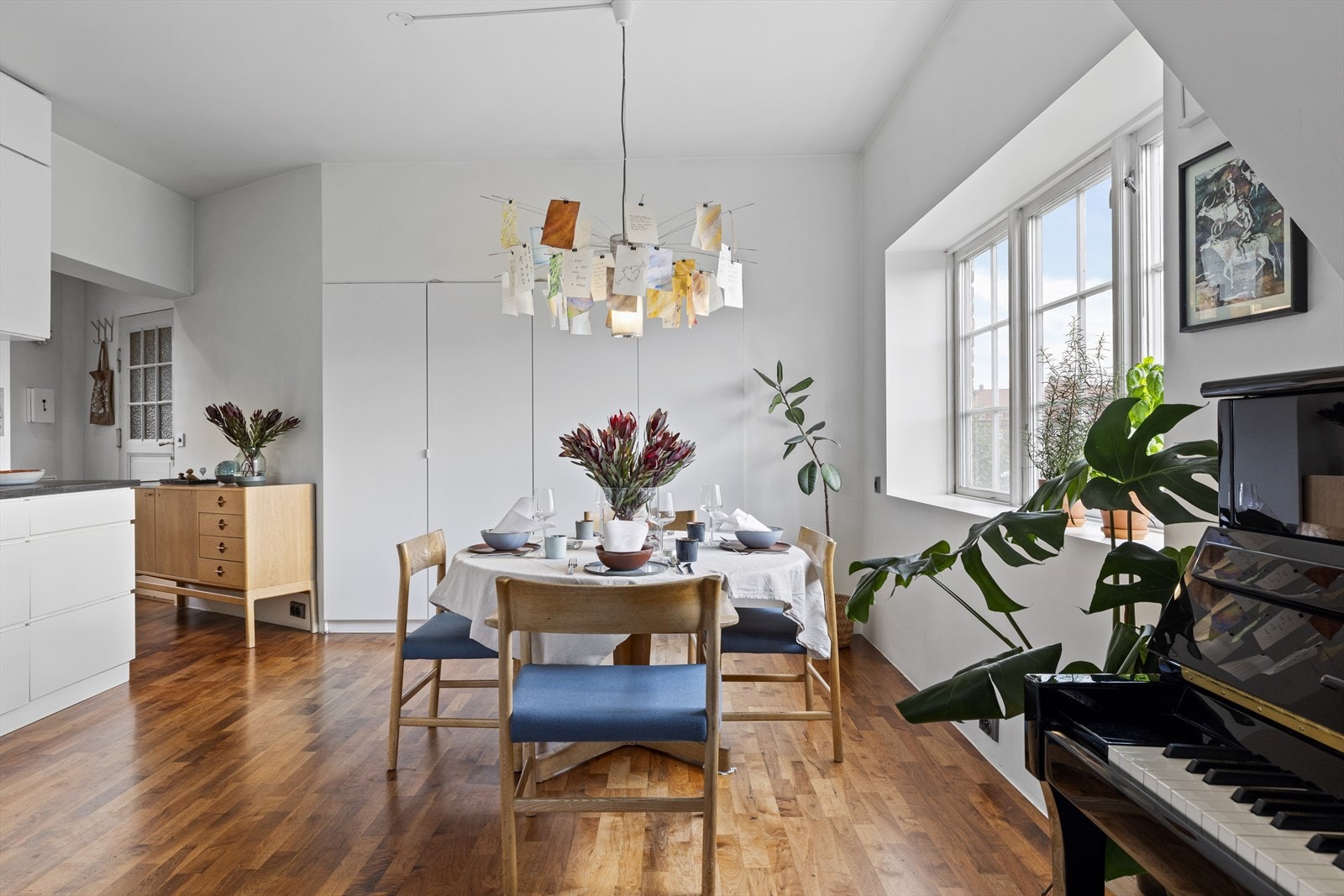 Kjøkken med romslig spiseplass. Galleribilde