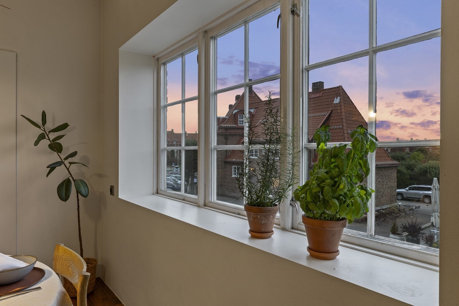 Leiligheten har store vinduer som gir mye lys og fin utsikt i flere retninger. Galleribilde