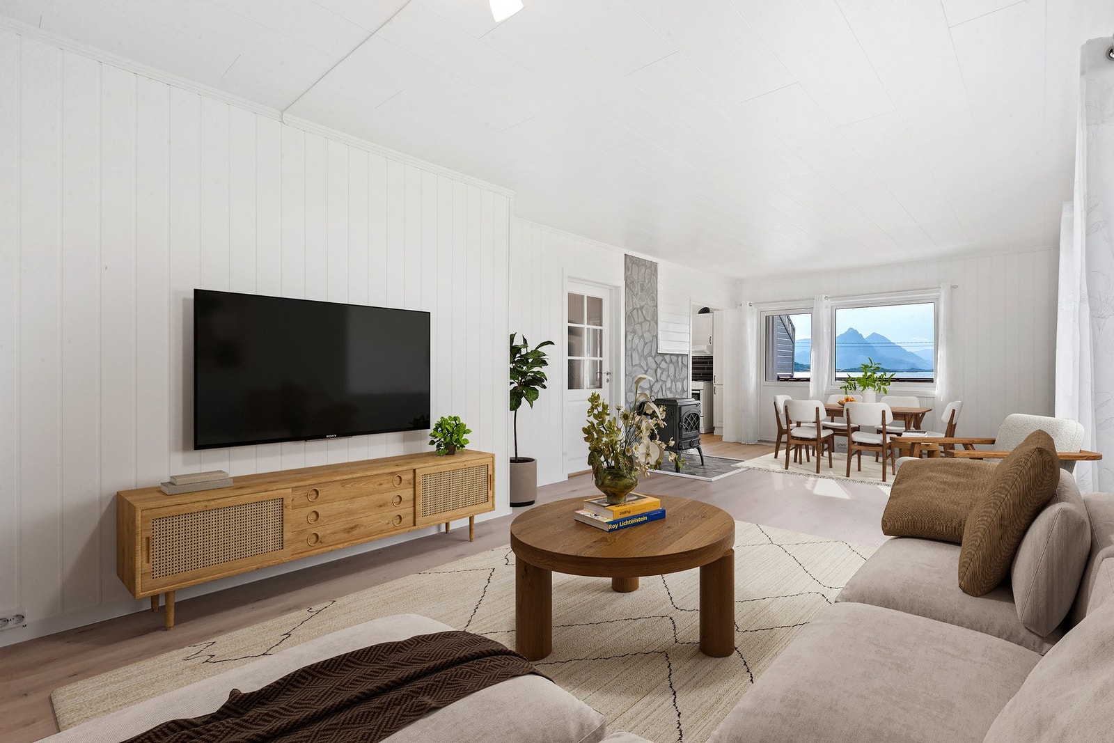 Stuen har vedovn og varmepumpe, som skaper en lun og behagelig atmosfære. Galleribilde