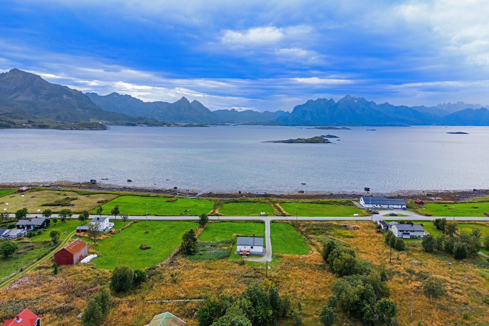 Eiendommen har rett til adkomstvei til sjøen samt 100 m² sjøhustomt. Galleribilde
