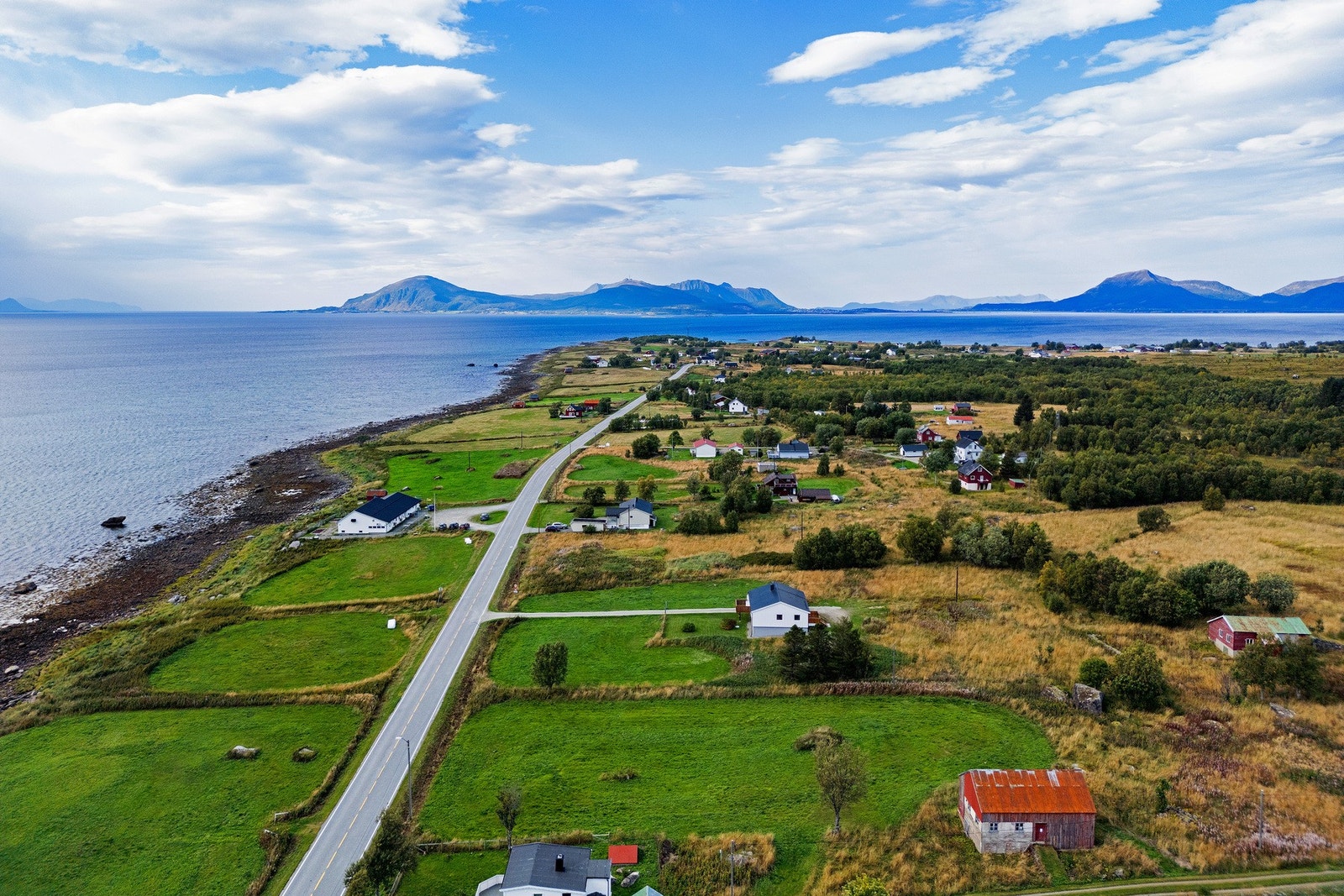 Til kommunesenteret Stokmarknes er det ca. 79 km. Til regionsenter i Vesterålen som er Sortland by er det ca. 53 km. Galleribilde