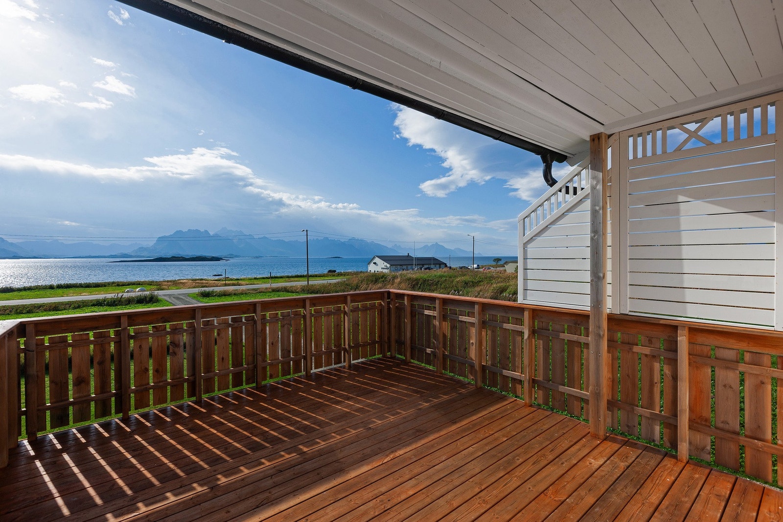 Stor veranda som gir fin uteplass og nydelig utsikt Galleribilde