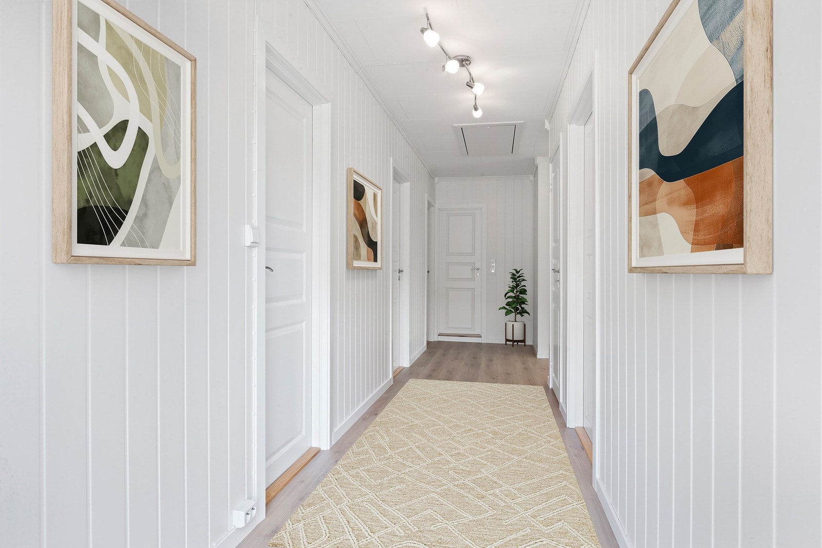 Boligen har en lys og innbydende gang. Galleribilde