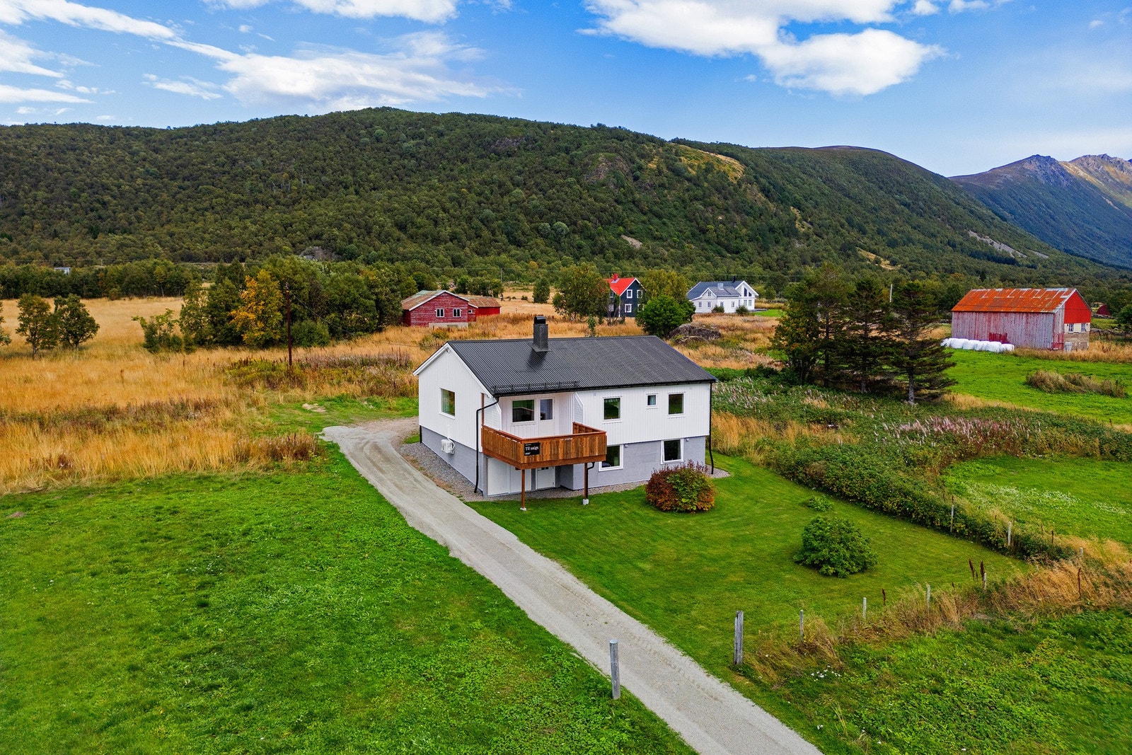 Boligen ble oppført 1947 og fordeler seg over et plan. Galleribilde