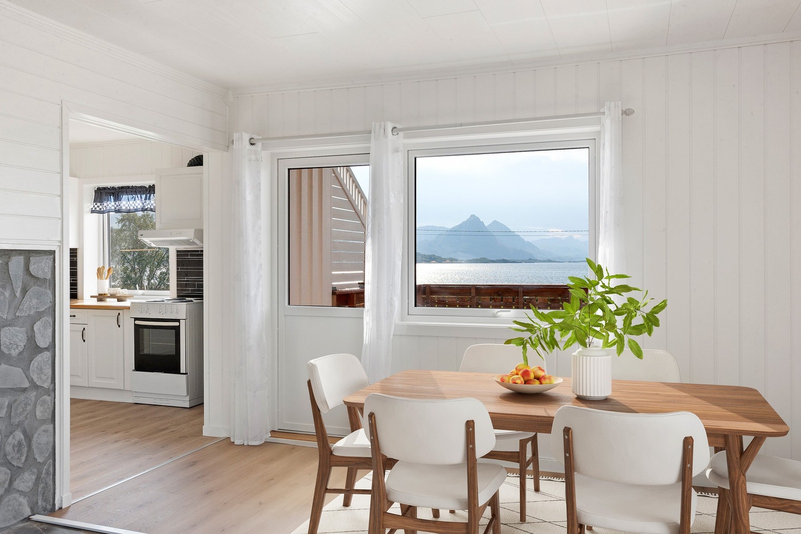 Direkte utgang fra stuen til veranda med flott utsikt. Galleribilde