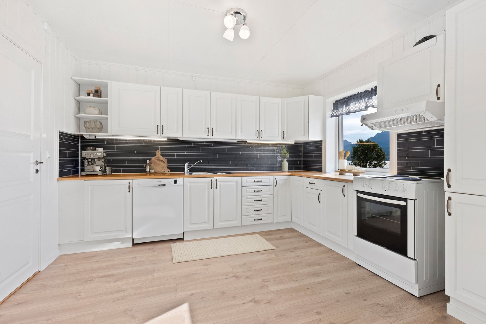 Oppvaskmaskin og komfyr medfølger. Galleribilde