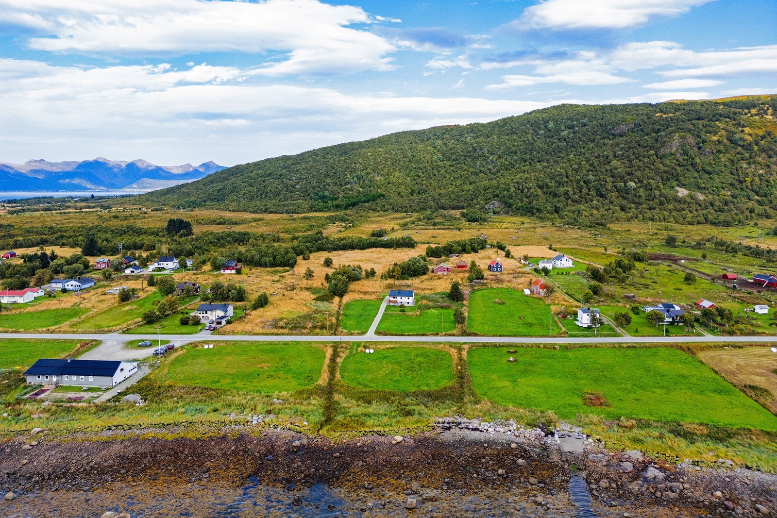 Eiendommen er beliggende ca. 8 km fra "Kvitnes gård" og ca. 1 km fra nærbutikk på Hennes. Galleribilde