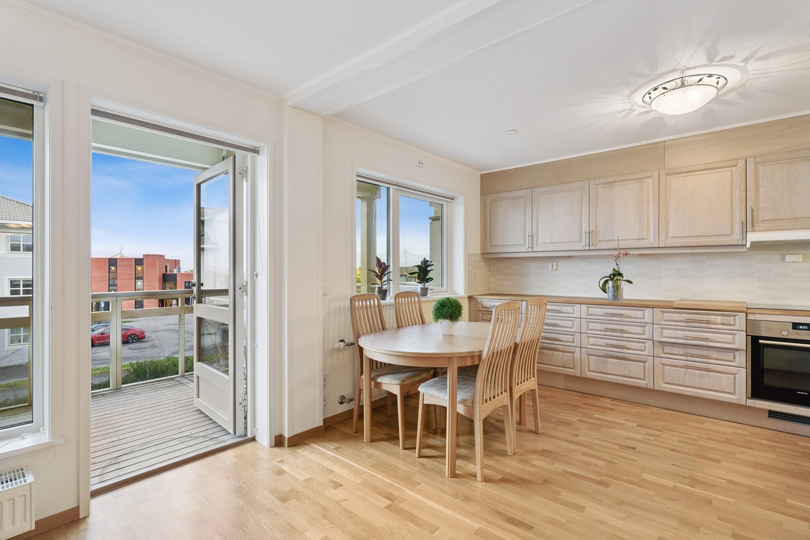 Det er godt med plass til et stort spisebord mellom stuen og kjøkkenet, like ved utgangen til den sørvendte balkongen. Galleribilde