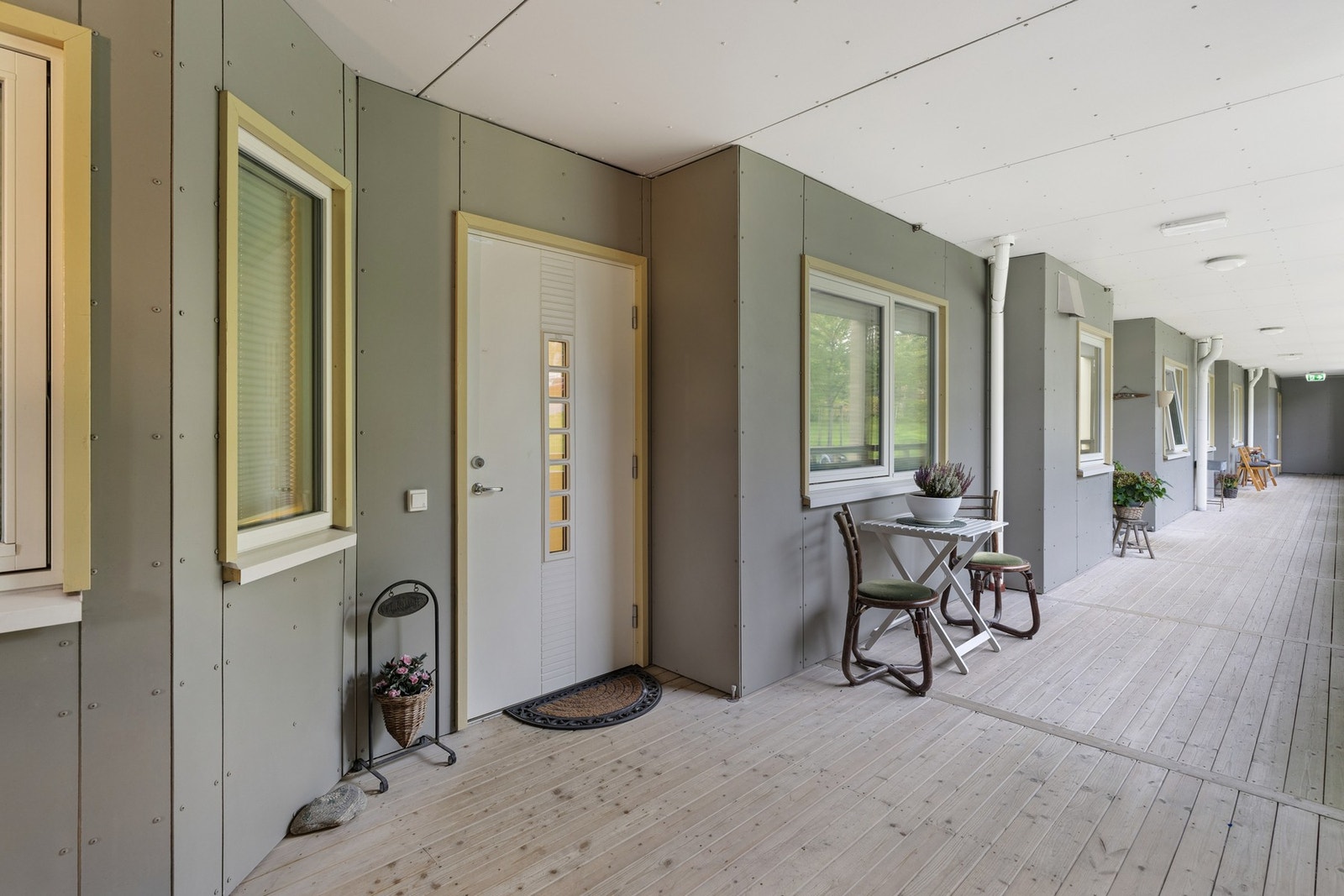 Fra trapperommet/heiserommet er det svalgang frem til leiligheten. Galleribilde