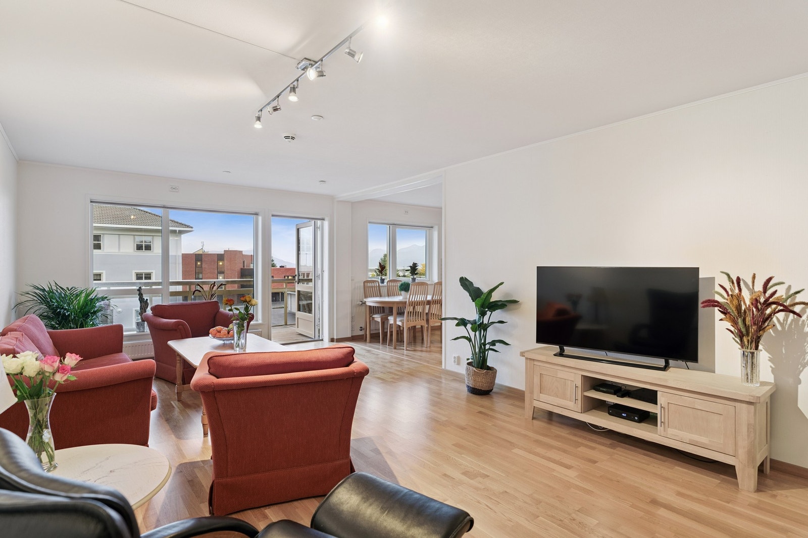 Leiligheten på 85 m² har en attraktiv beliggenhet i borettslaget med trappefri adkomst, heis til garasjen og fin utsikt. Galleribilde