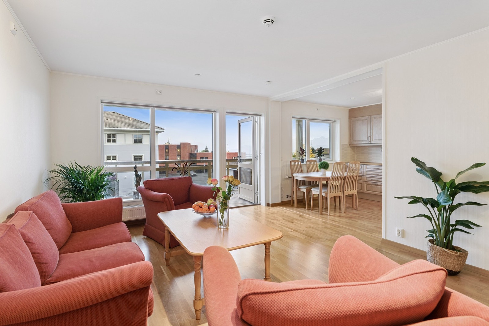 En romslig og praktisk 3-roms andelsleilighet i Symra Park med garasjeplass, gjestetoalett og delvis åpen stue-/kjøkkenløsning. Galleribilde