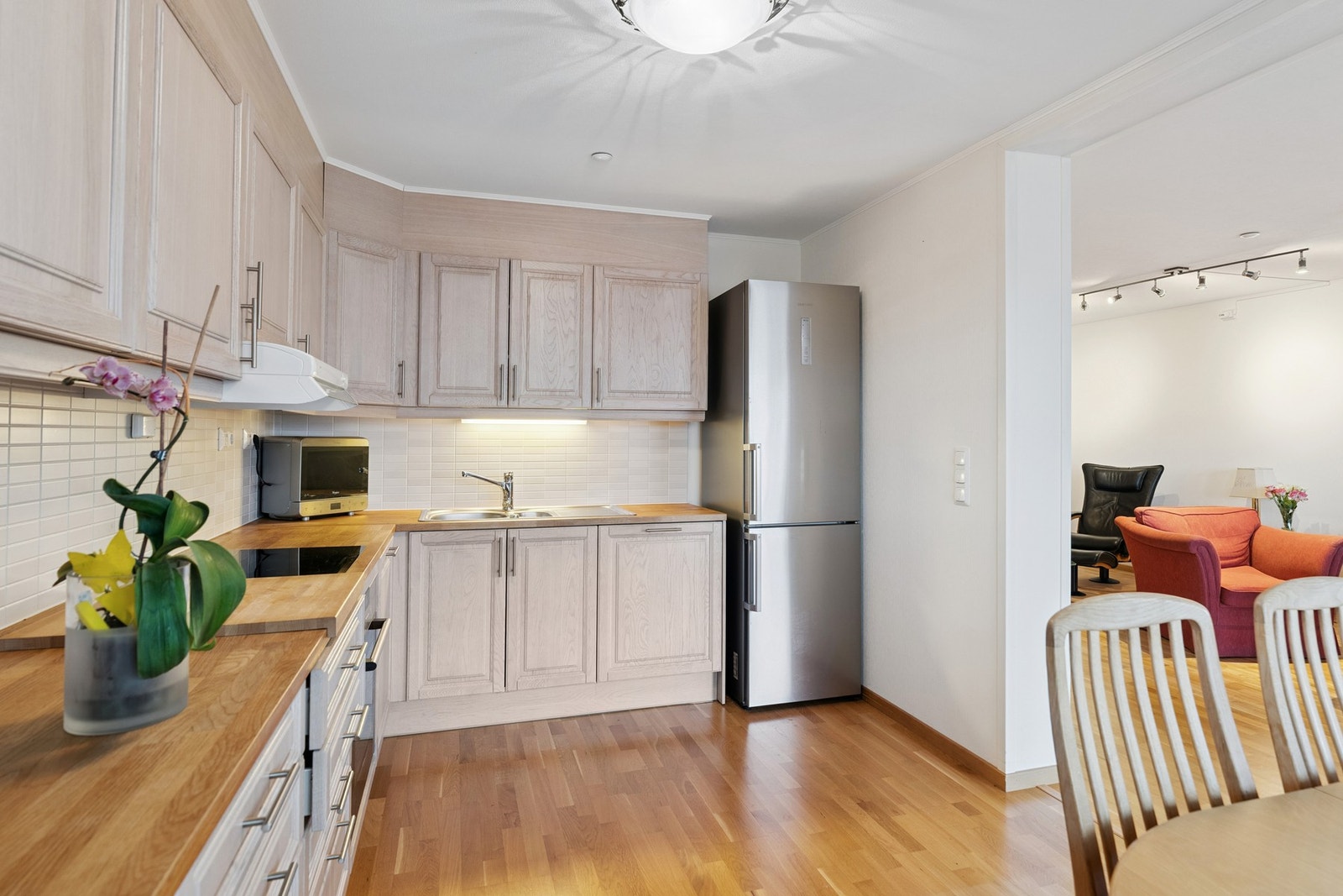 Det er kjøkkenventilator med avtrekk tilknyttet det balanserte ventilasjonsanlegget. Galleribilde