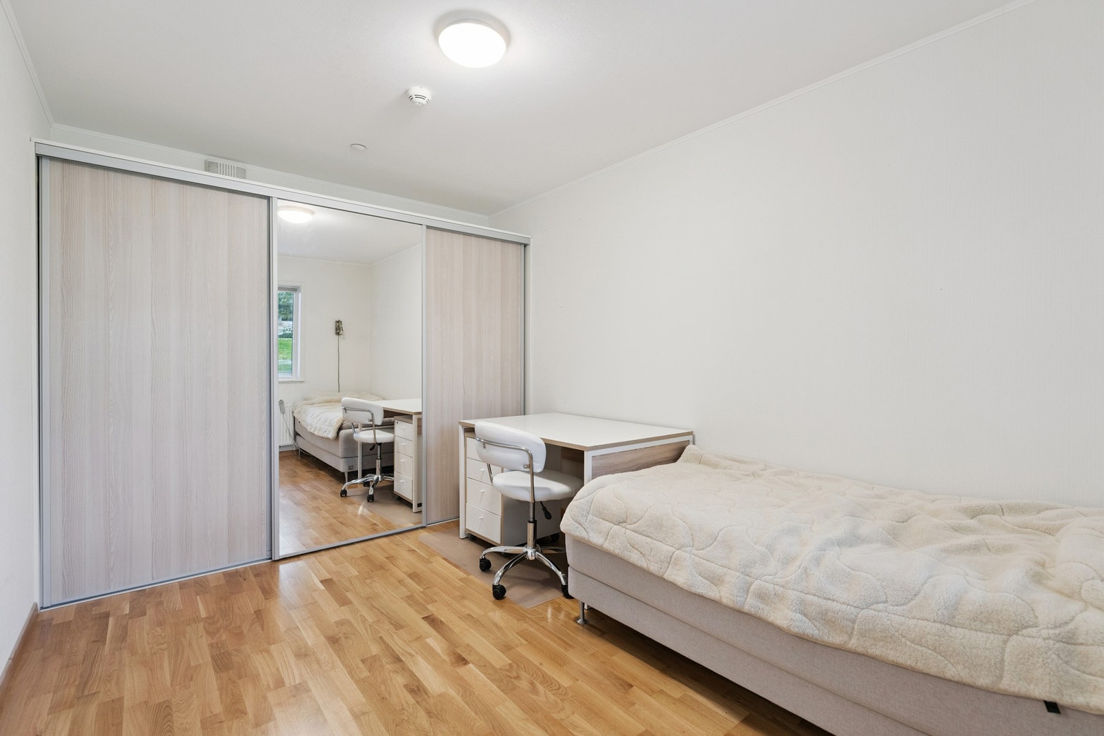 Stort hovedsoverom med god plass til garderobeskap. Galleribilde