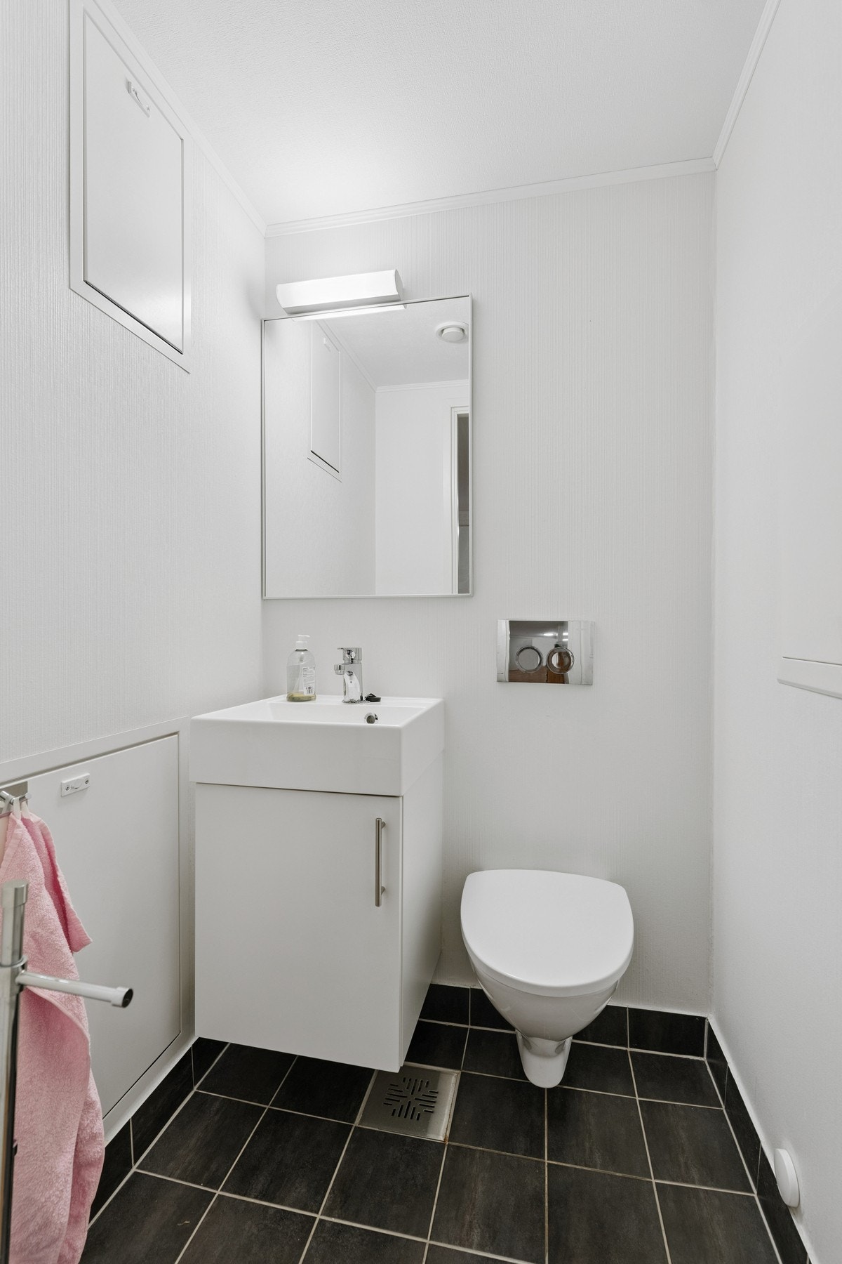 Praktisk gjestetoalett ved siden av badet. Galleribilde