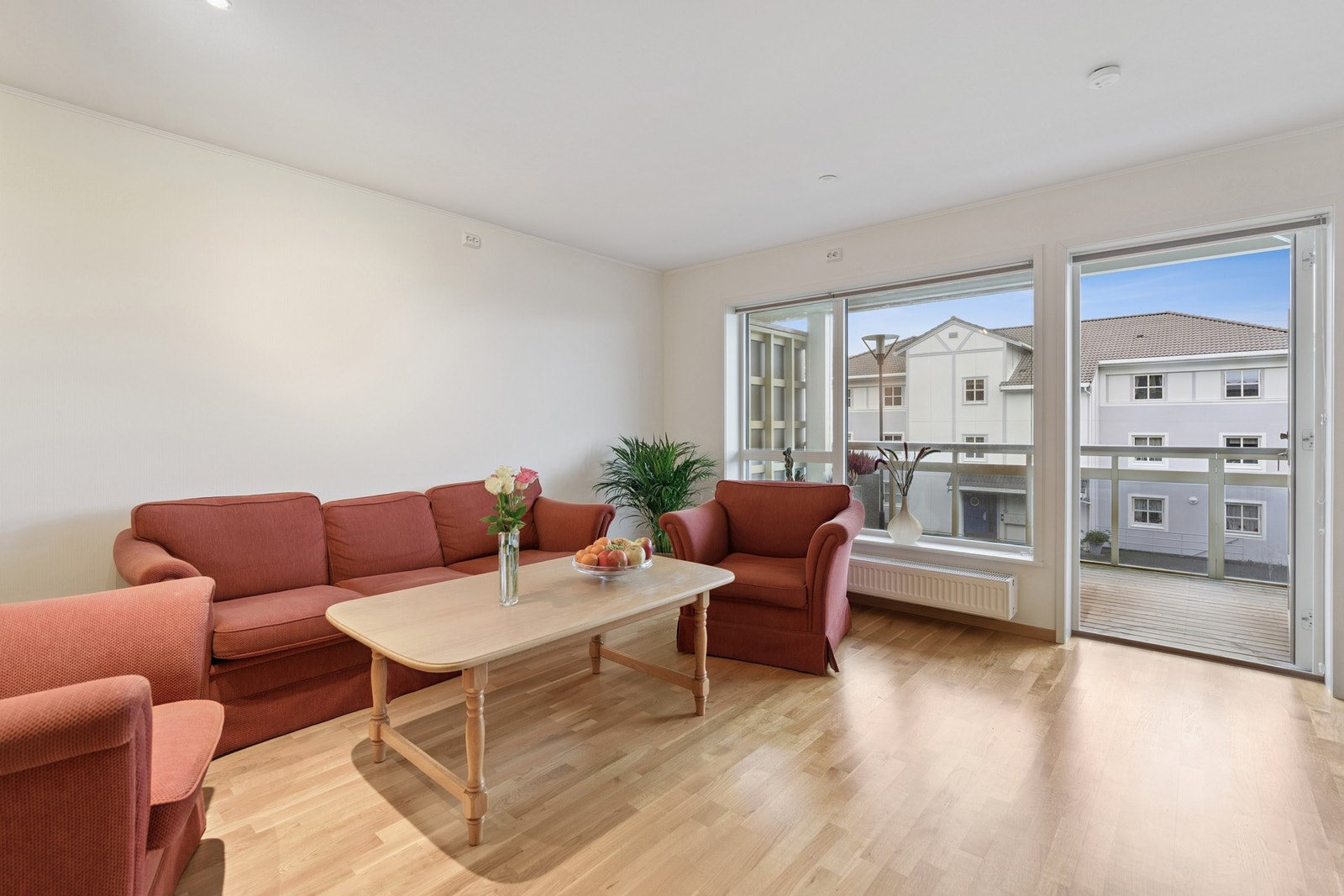 Stuen kan enkelt møbleres med en stor sittegruppe, godstoler og spisebord. Galleribilde