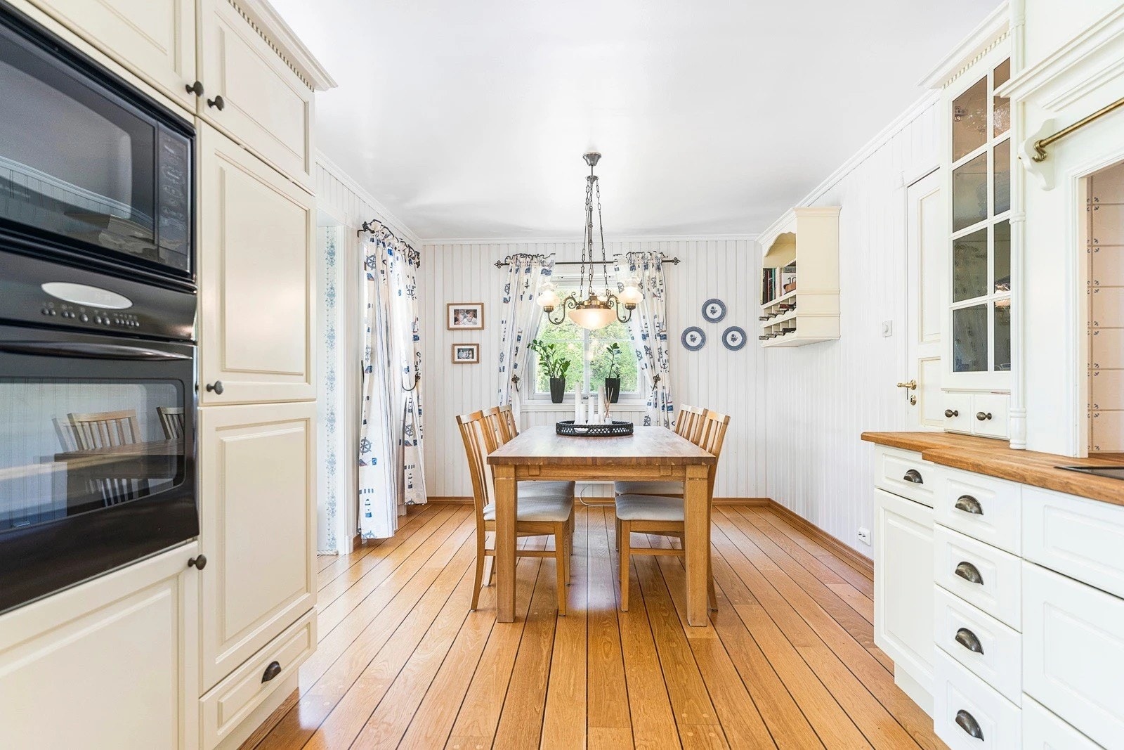 Lys pent kjøkken med alle hvitevarer Galleribilde