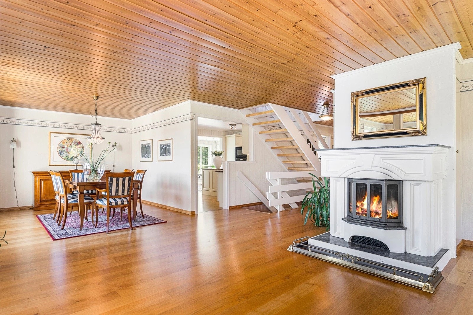 Fra stue ut mot kjøkken, her ser du også den flotte peisen. Galleribilde