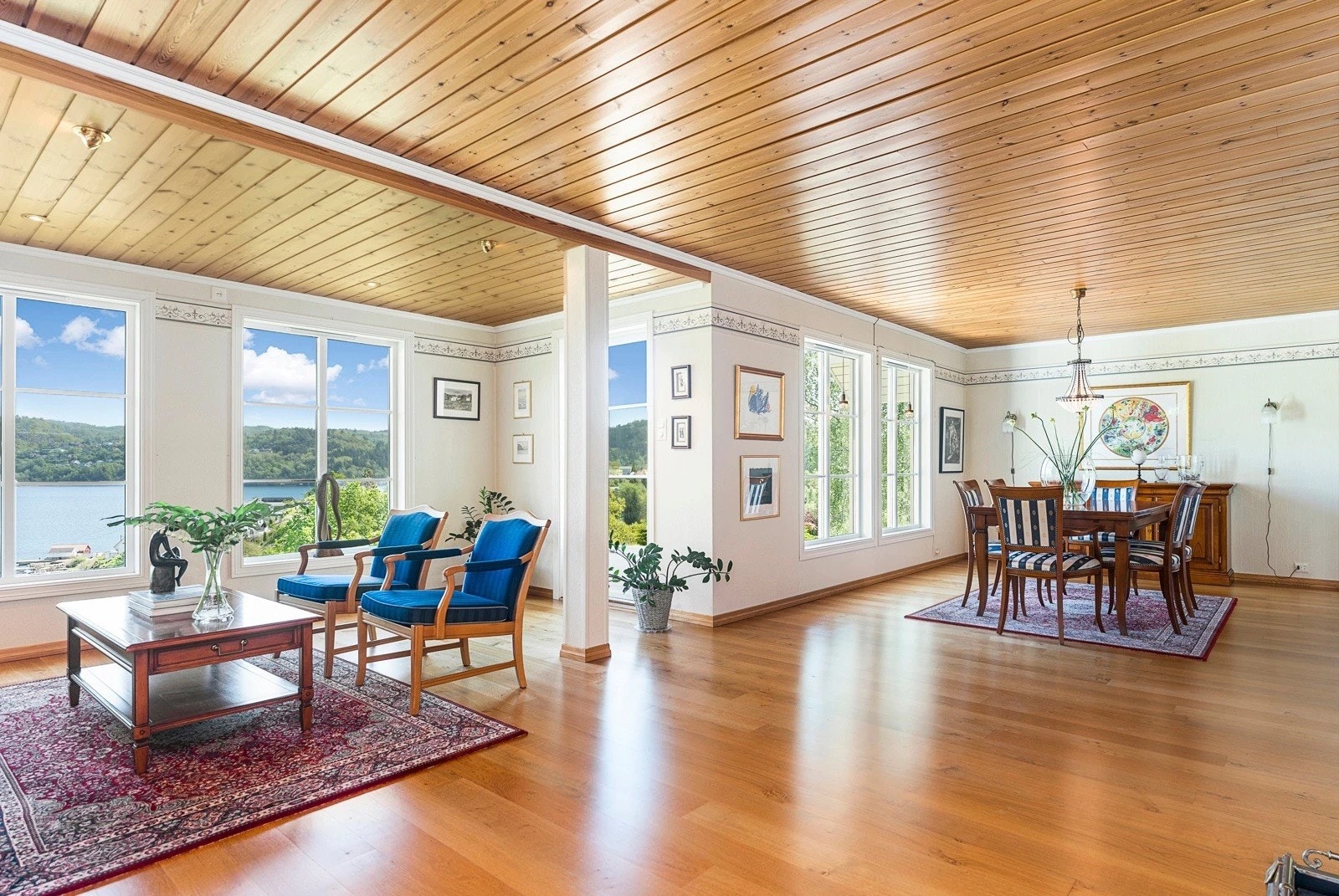 Stue med store vindusflater som gir mye lys Galleribilde