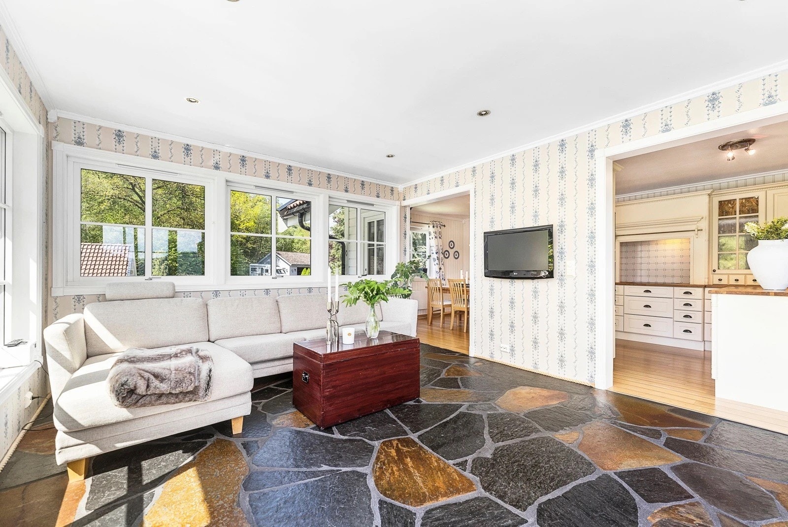 Egen stue i tilknytning til kjøkkenet Galleribilde