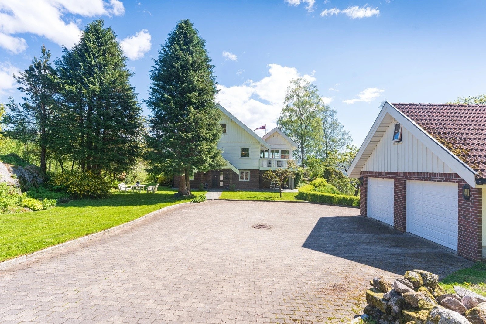 Stor dobbel garasje med mye plass til oppbevaring Galleribilde