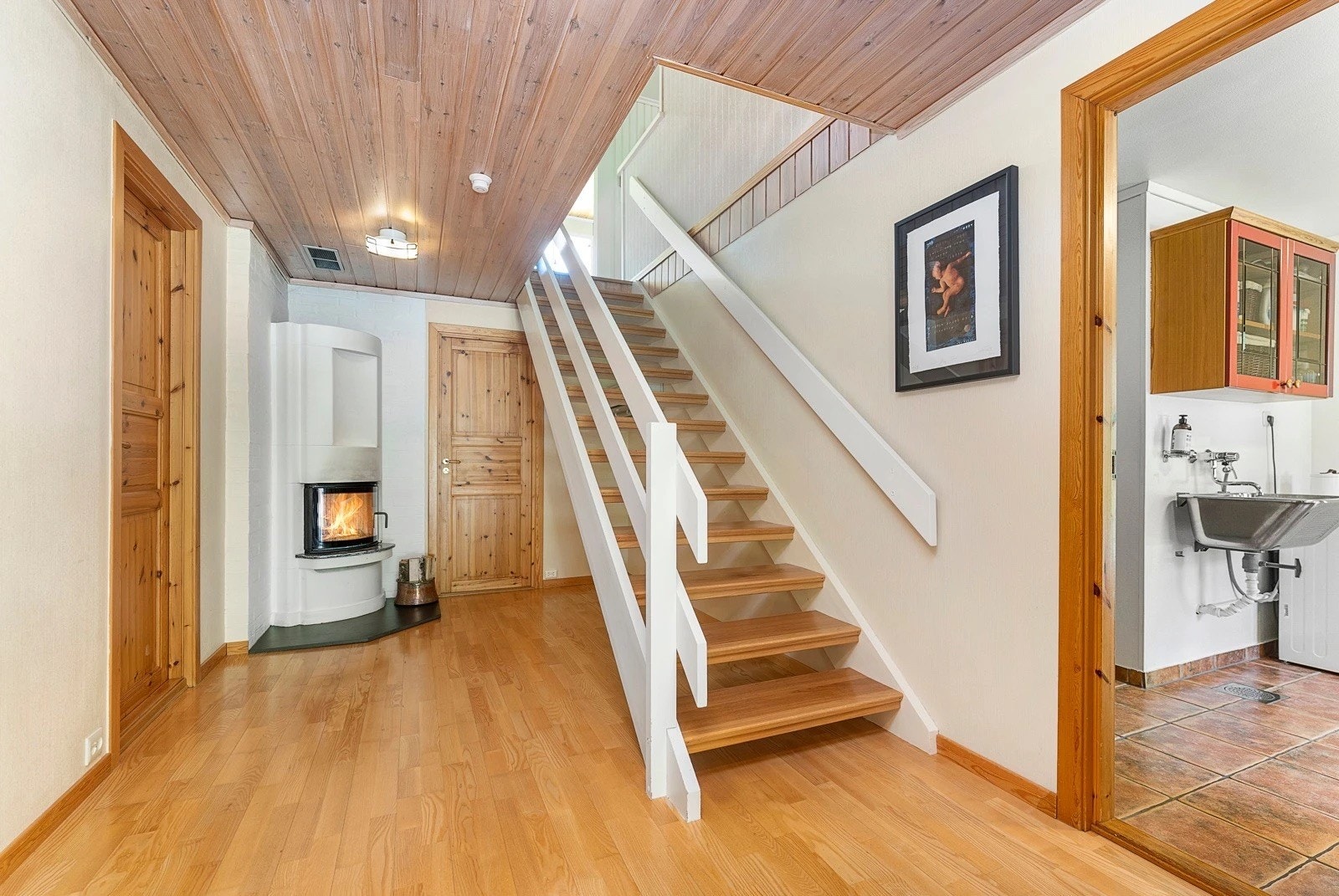 Gang nede. Her er det også eget vindfang, soverom/kontor, grovkjøkken, stor bod og vedbod. Galleribilde